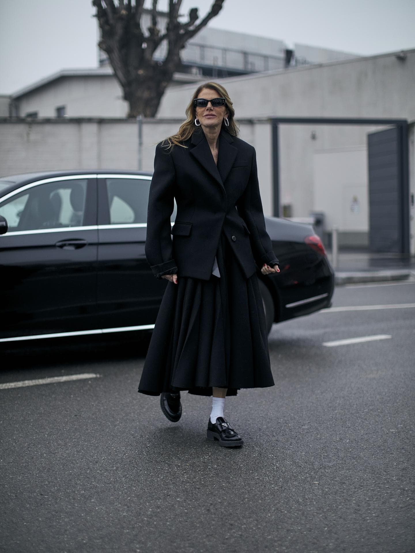 Frau trägt auf Mailand Fashion Week schwarze Prada Loafer