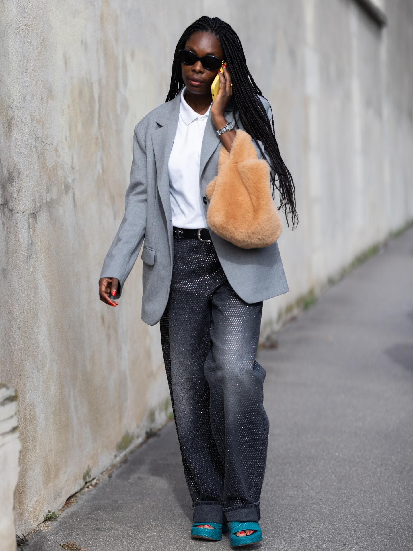 Frau trägt auf Paris Fashion Week graue Jeans mit Glitzer grauer Blazer und weiße Bluse