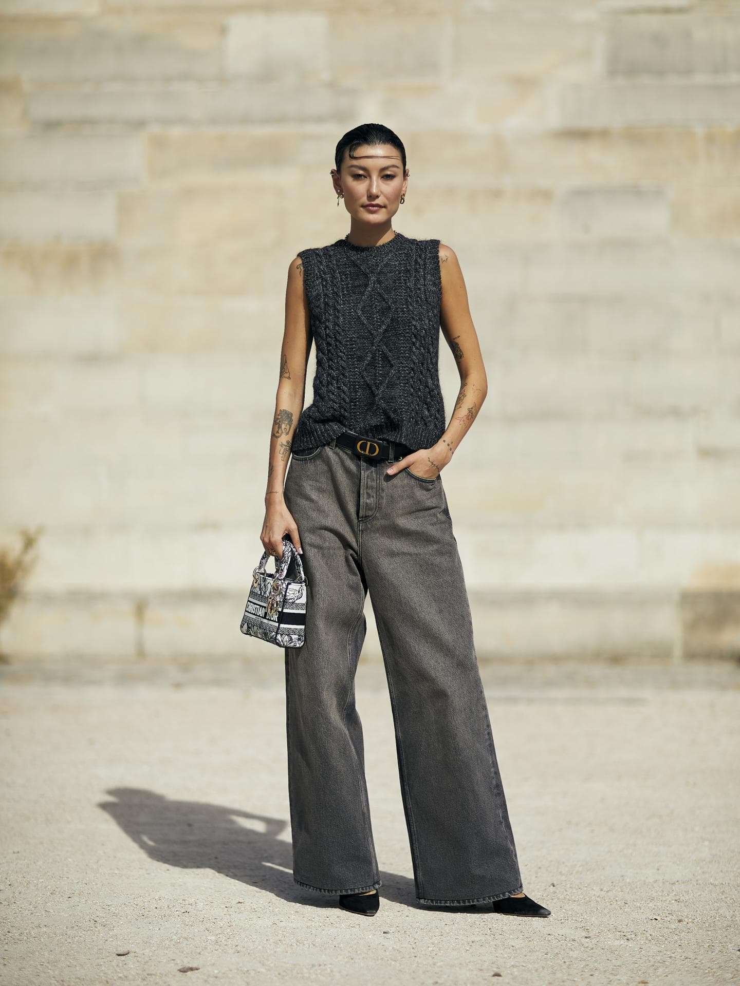 Frau trägt auf Paris Fashion Week Wide Leg Jeans in Grau und Stricktop