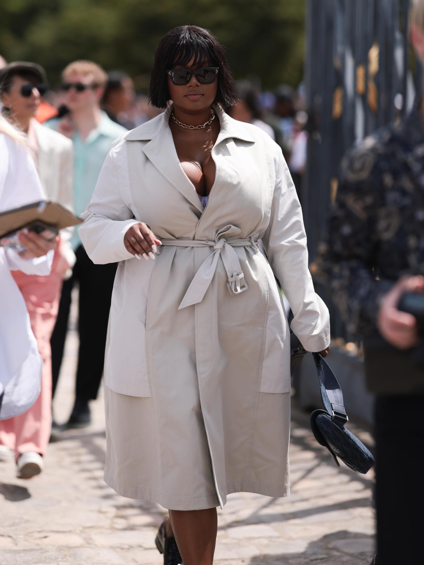 Frau trägt Trenchcoat