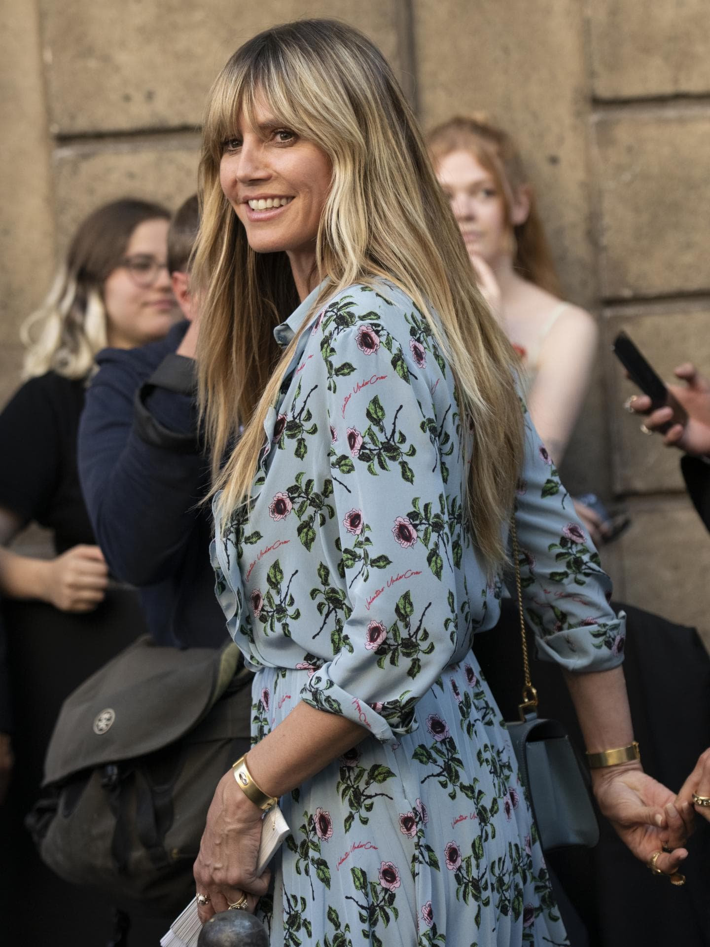 Kleid von Cos für Frauen ab 50 Heidi Klum in einem gemusterten Kleid