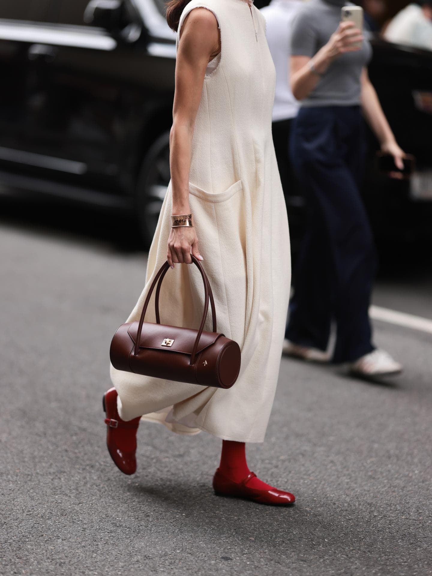 Flache Schuhe zum Kleid: So gelingt dir der Look Mary Janes zum Kleid