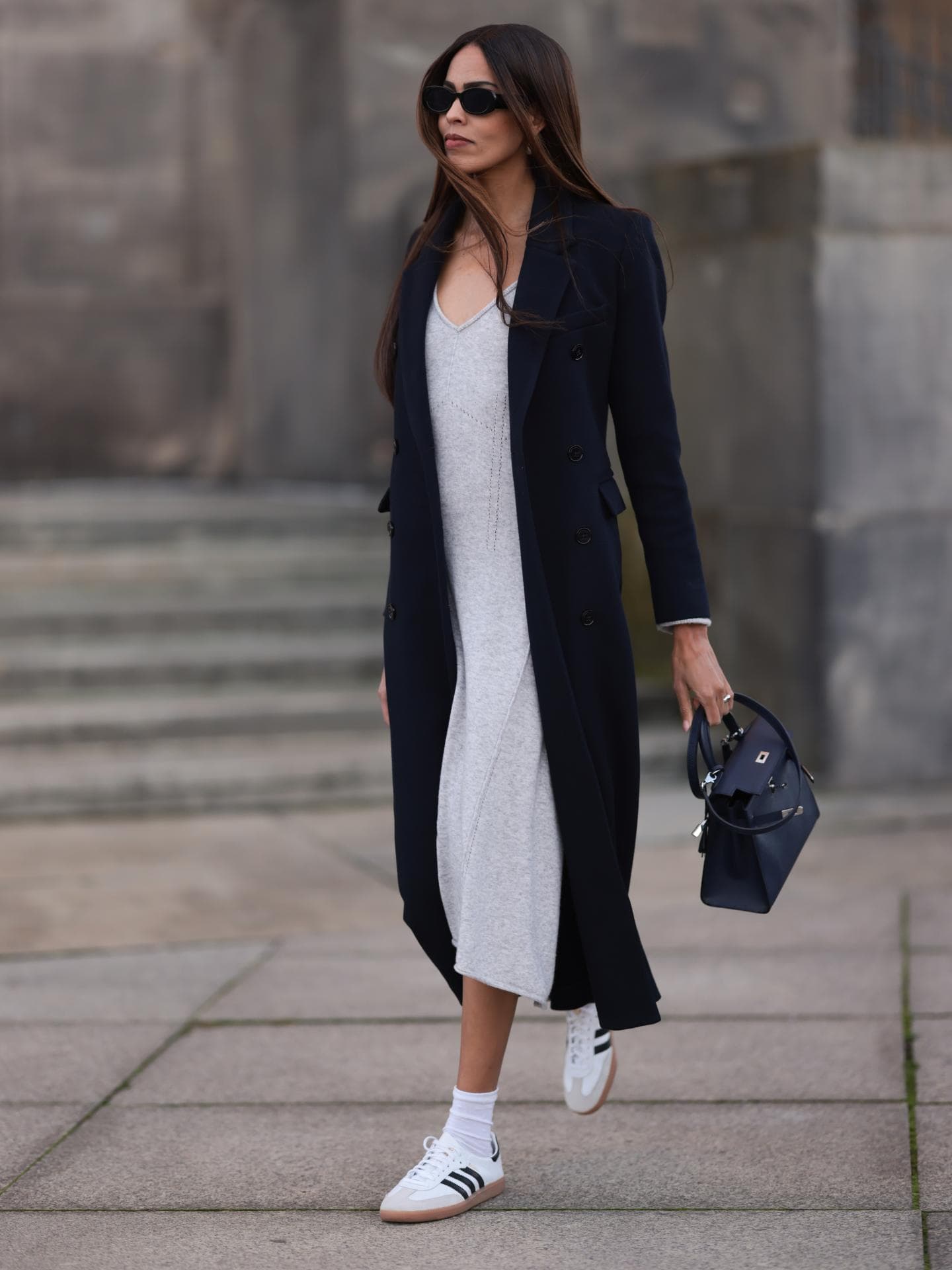 Flache Schuhe zum Kleid: So gelingt dir der Look Jill Asemota mit Kleid und Sneakern