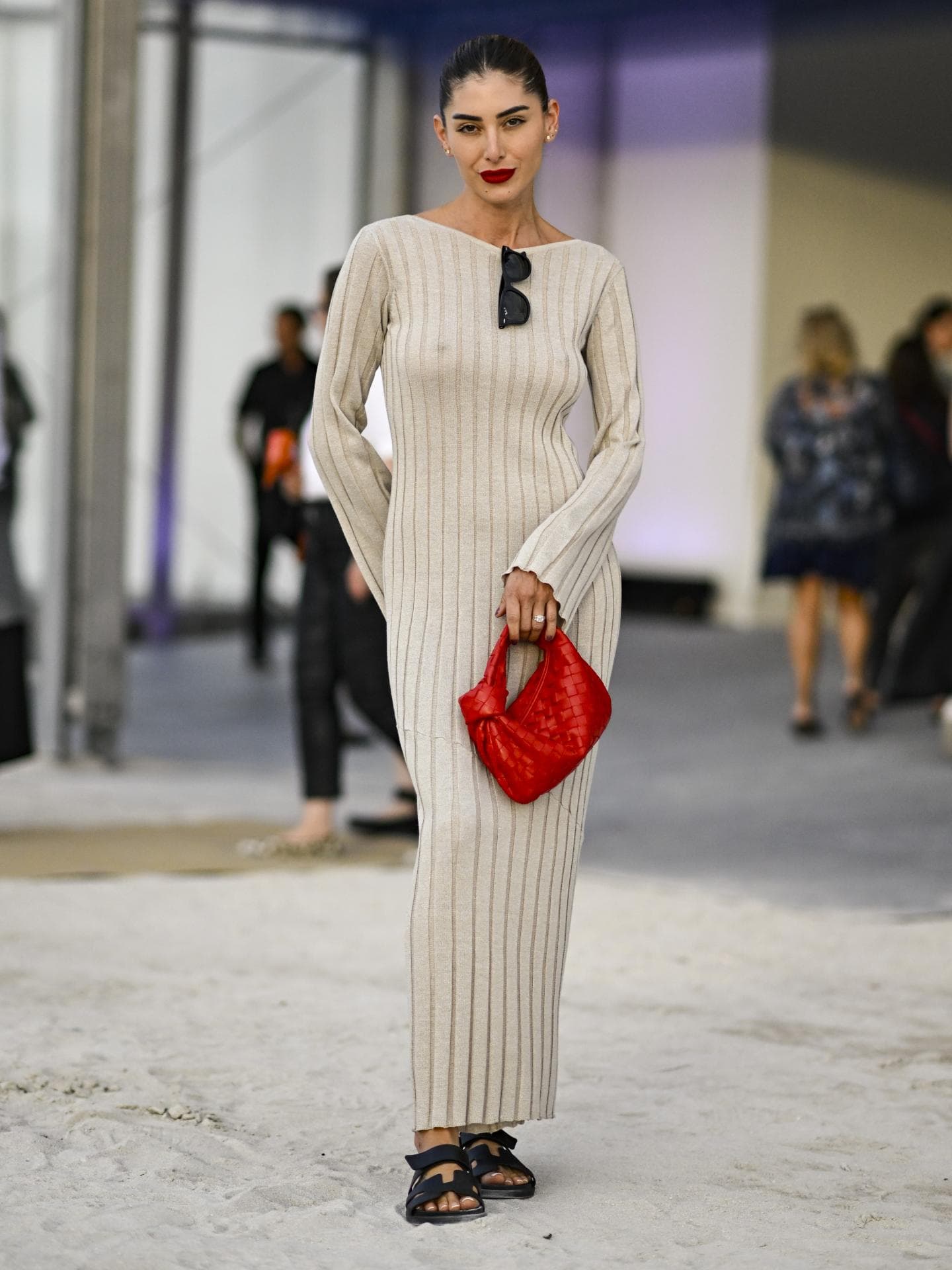 Flache Schuhe zum Kleid: So gelingt dir der Look Frau mit einem Strickkleid zu flachen Sandalen
