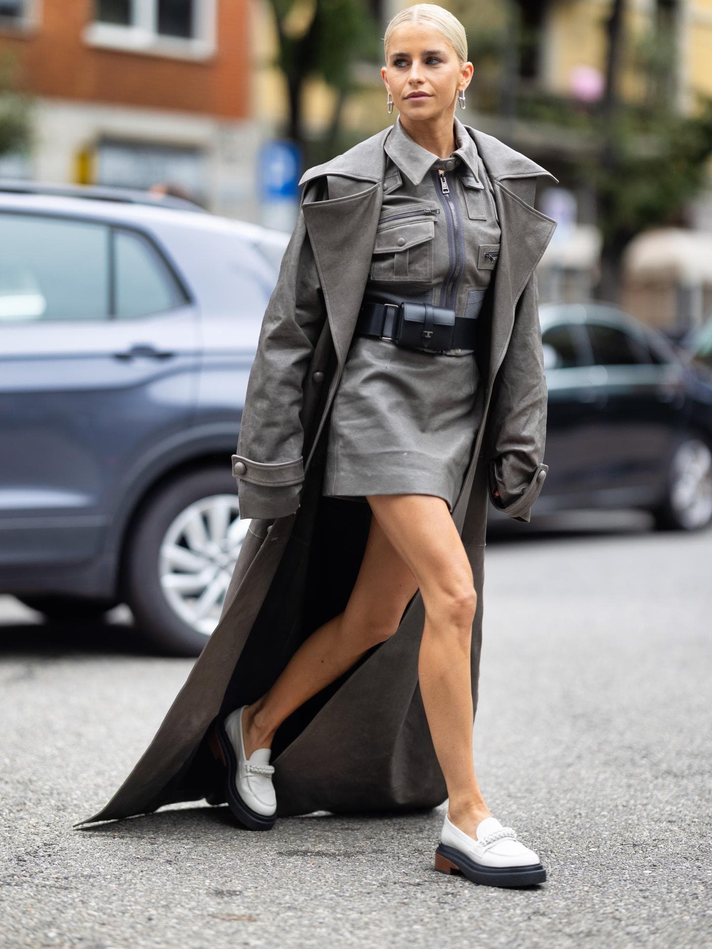 Flache Schuhe zum Kleid: So gelingt dir der Look Kleid mit Loafern