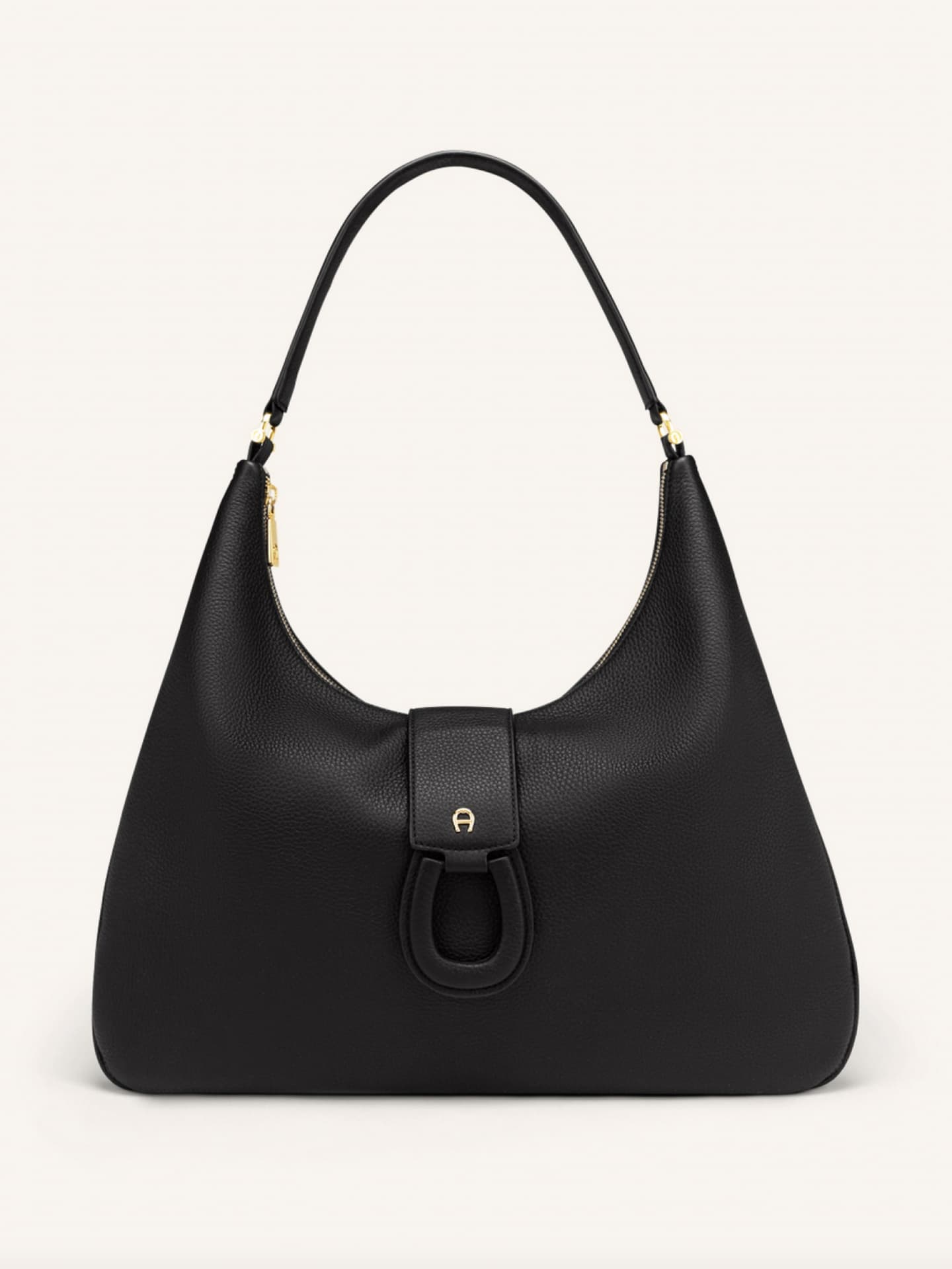 Schwarze Beuteltasche von Aigner mit goldenen Details