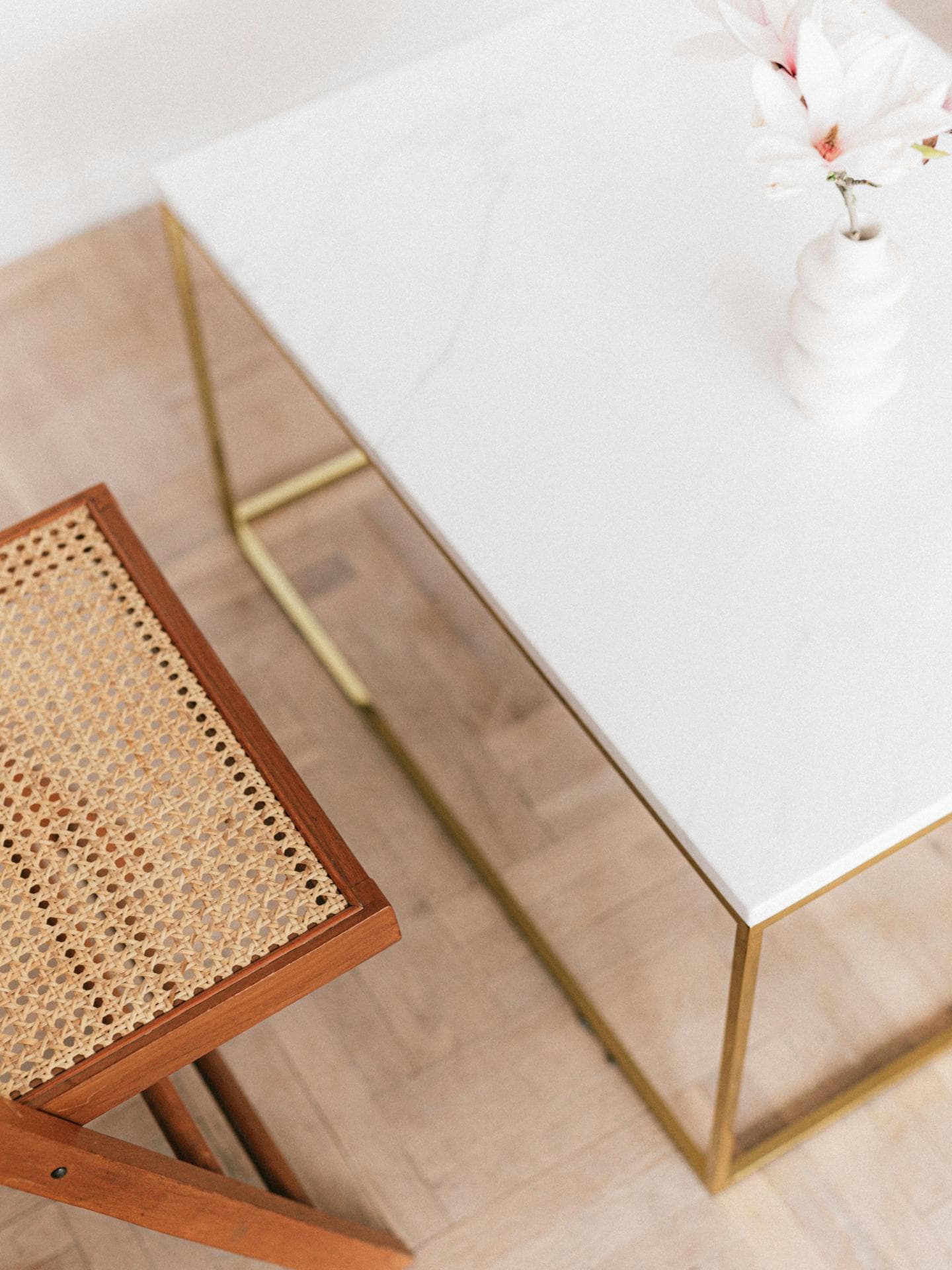 Marmor-Tisch und Rattan-Stuhl