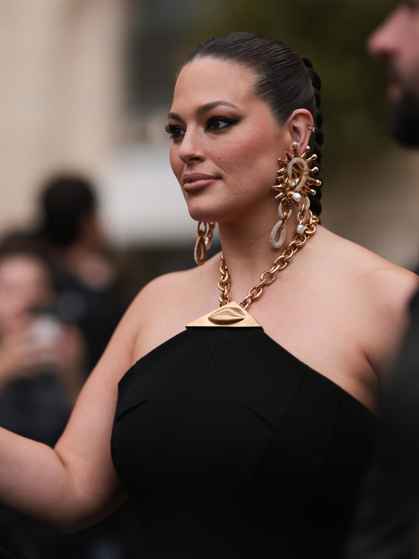 Ashley Graham in schwarzem Kleid