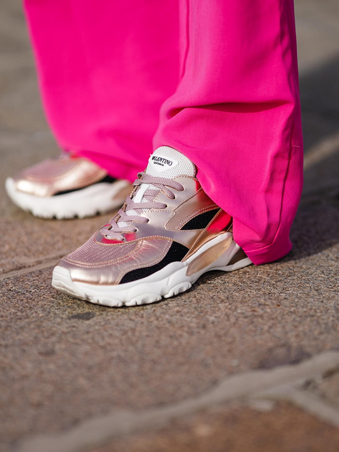 Frau in pinken Sneakern