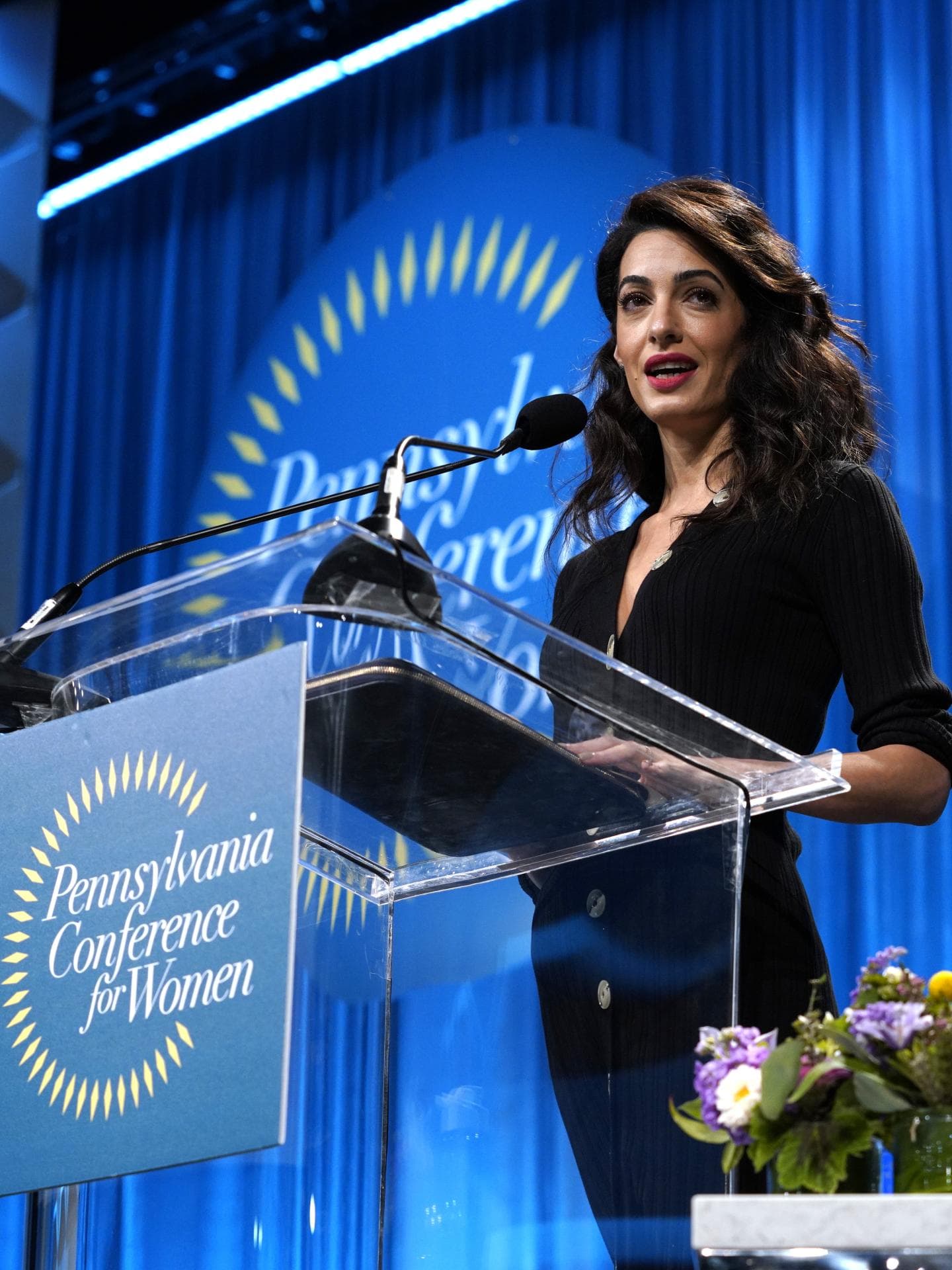 Amal Clooney bei der Konferenz für Frauen