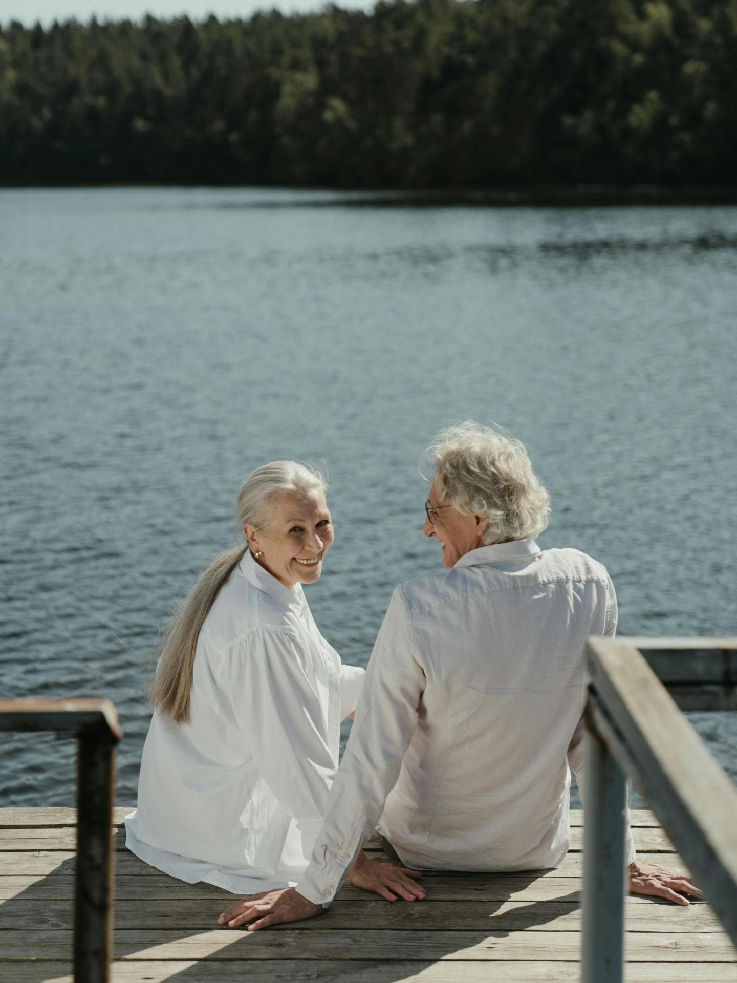 Paar an See beim ersten Date