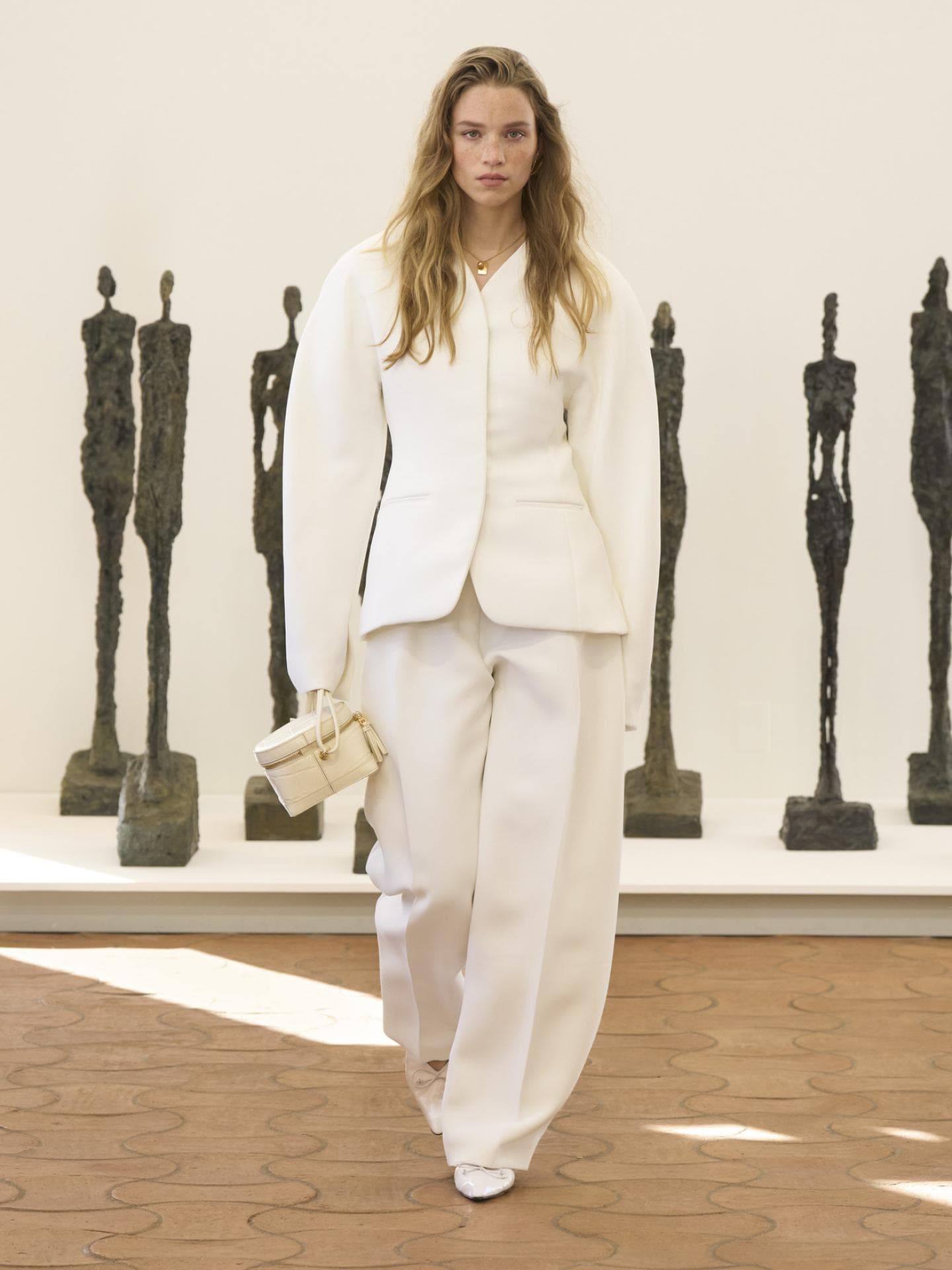Blazer-Trends: Diese Modelle gehören in jede Garderobe Jacquemus Spring Summer 2024