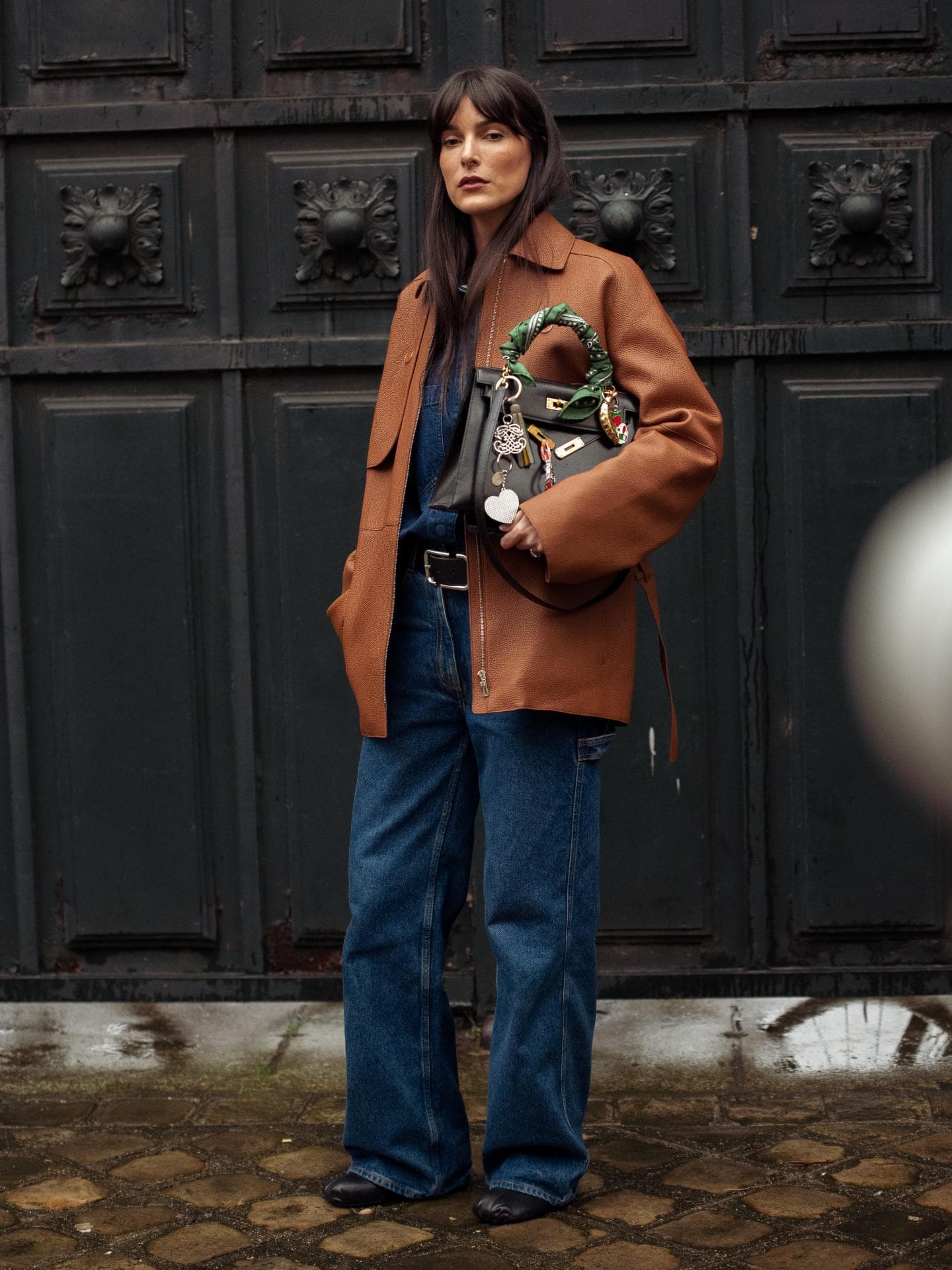 Frau im Jeans-Look