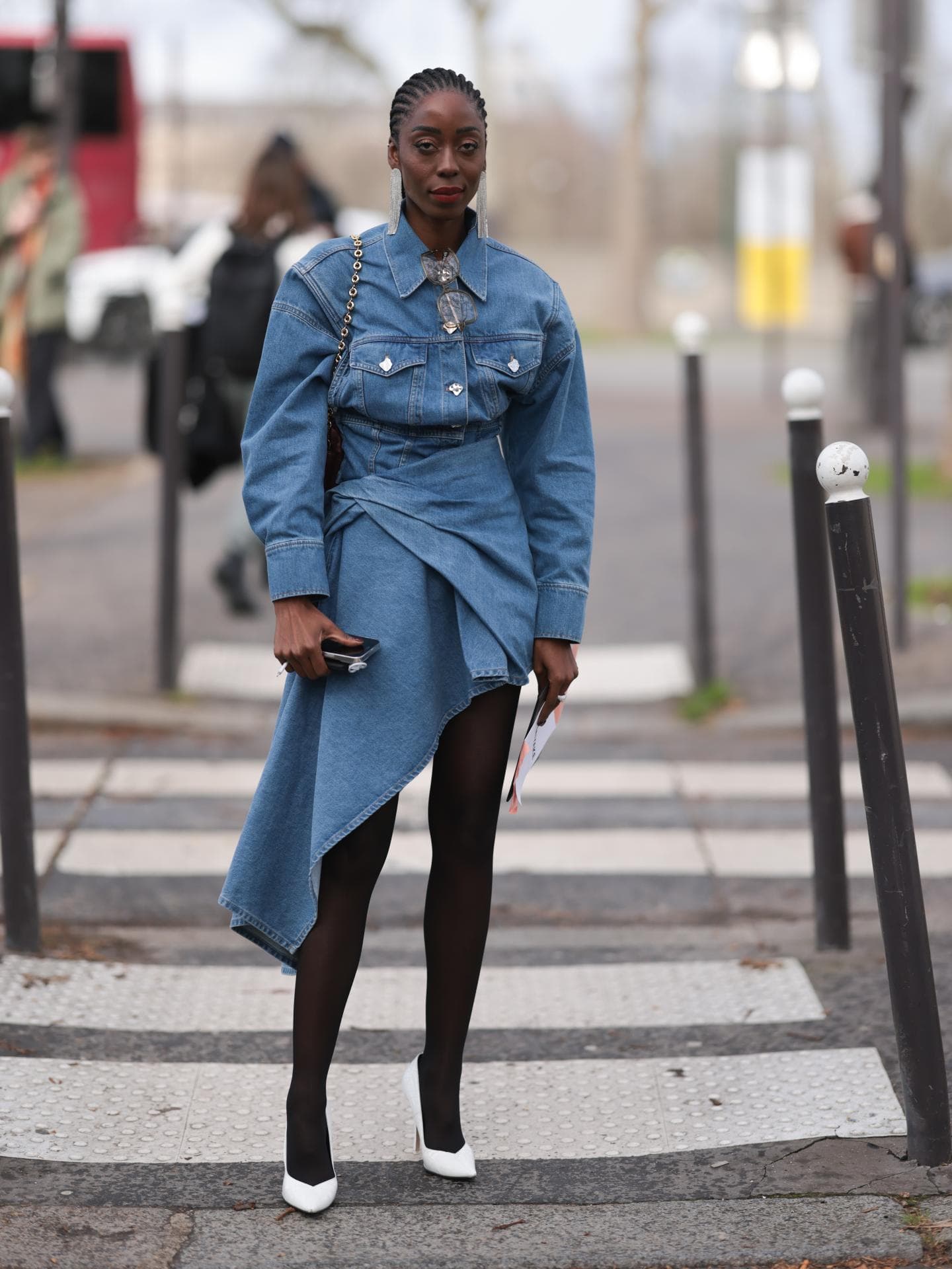 Frau im Jeans-Look