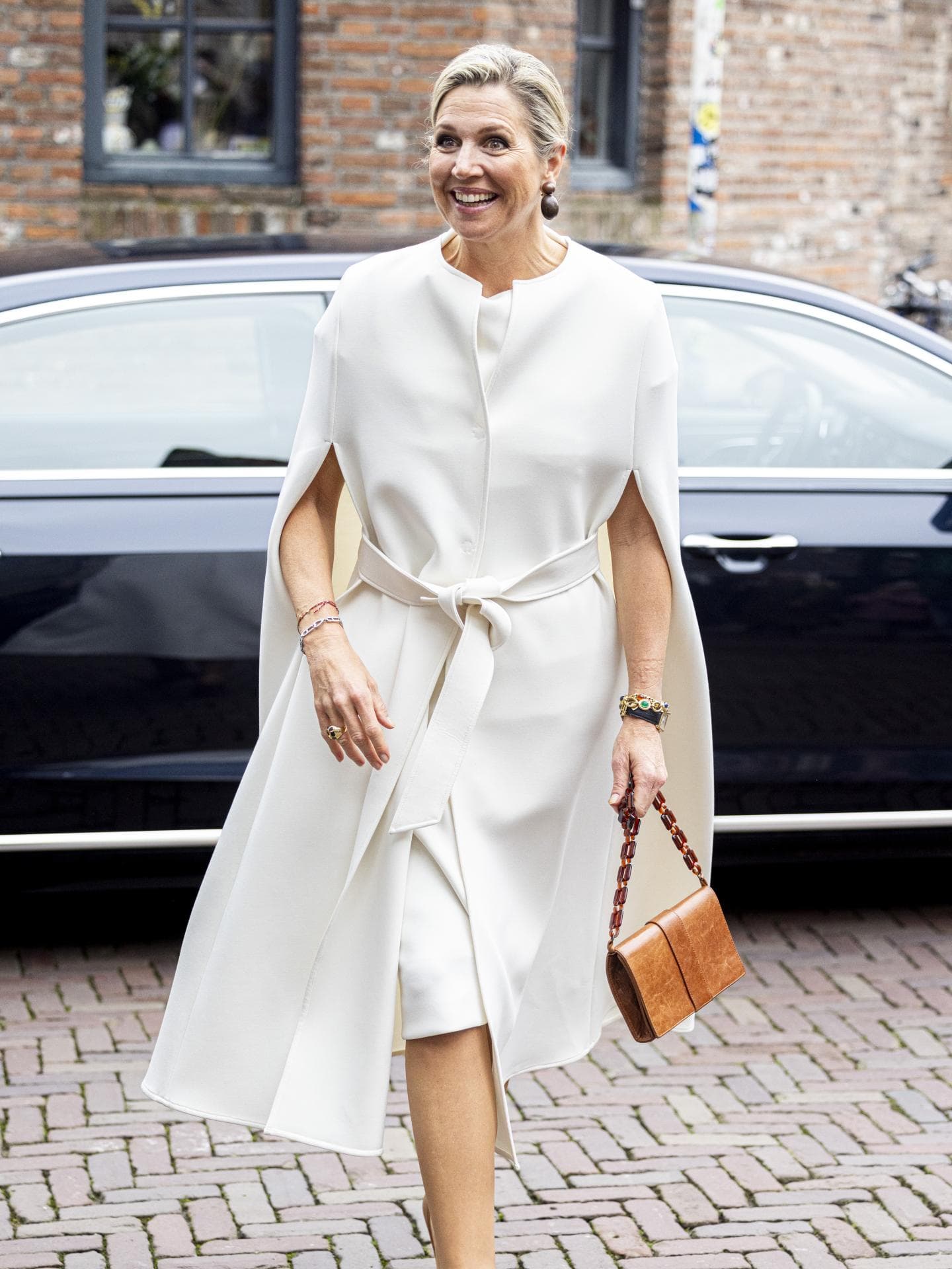 Königin Maxima im weißen Kleid