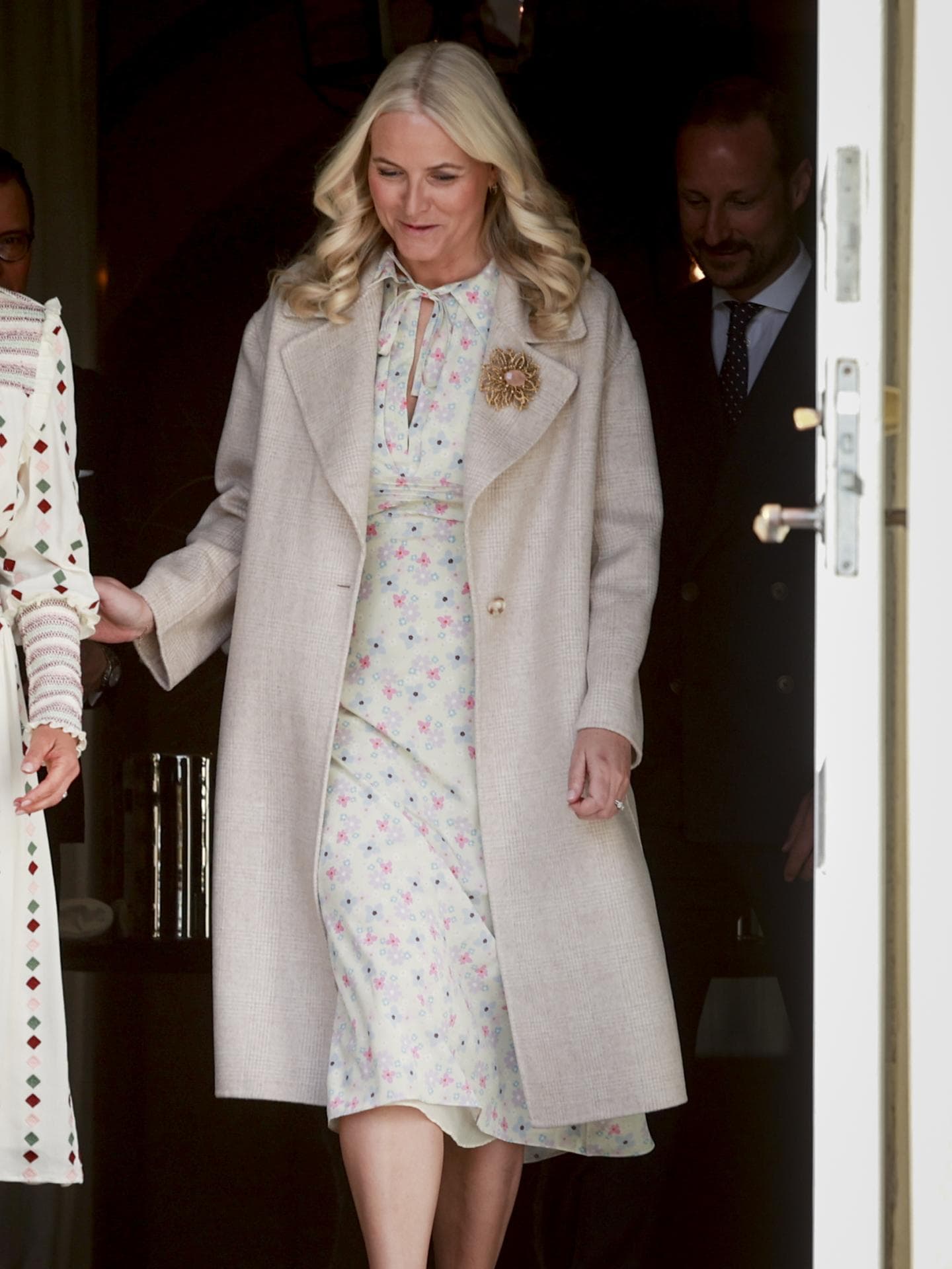 Mette Marit trägt beigefarbenen Mantel
