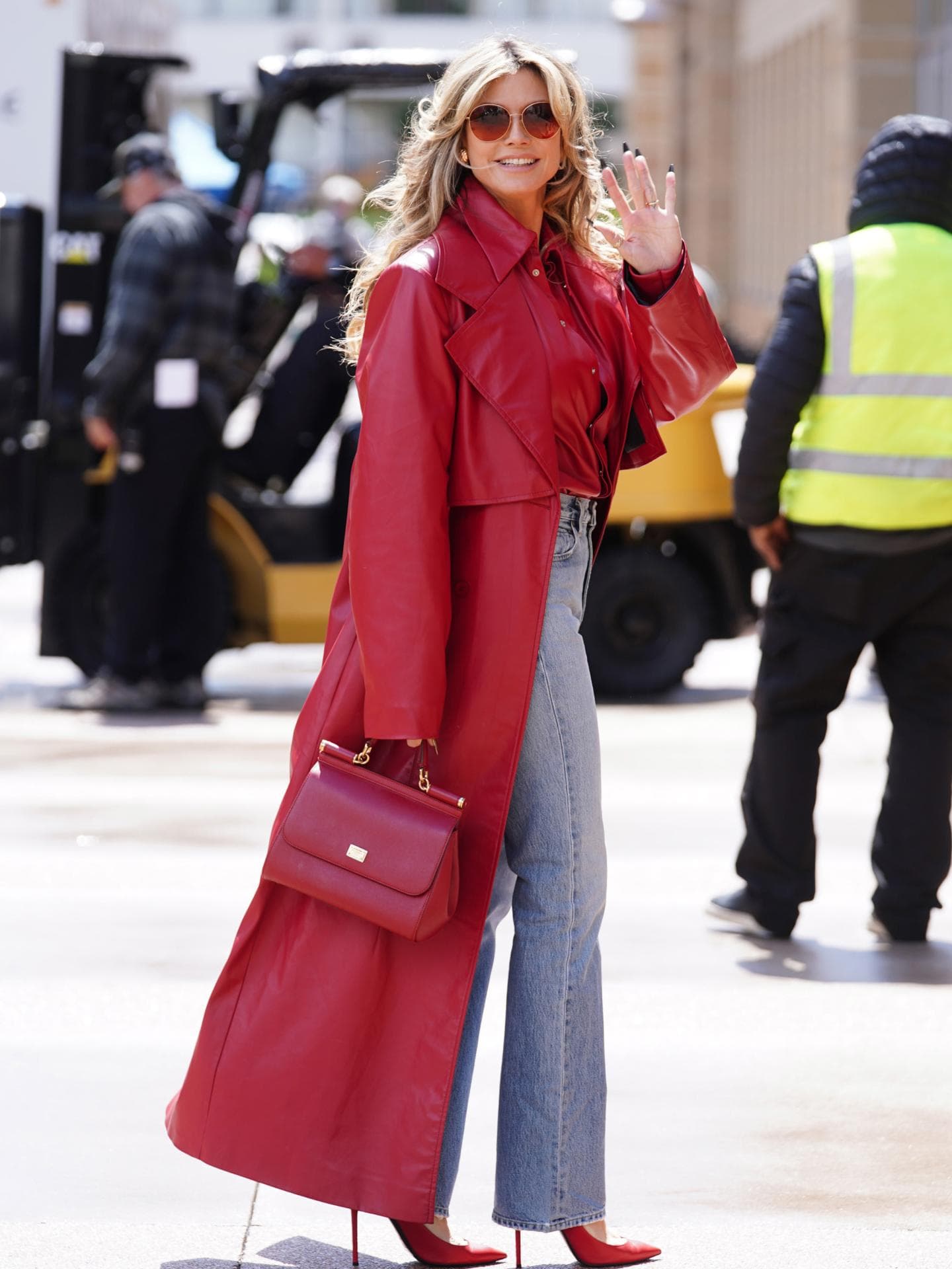 Heidi Klum in einem roten Ledermantel Heidi Klum Outfits: Die schönsten Looks des Models