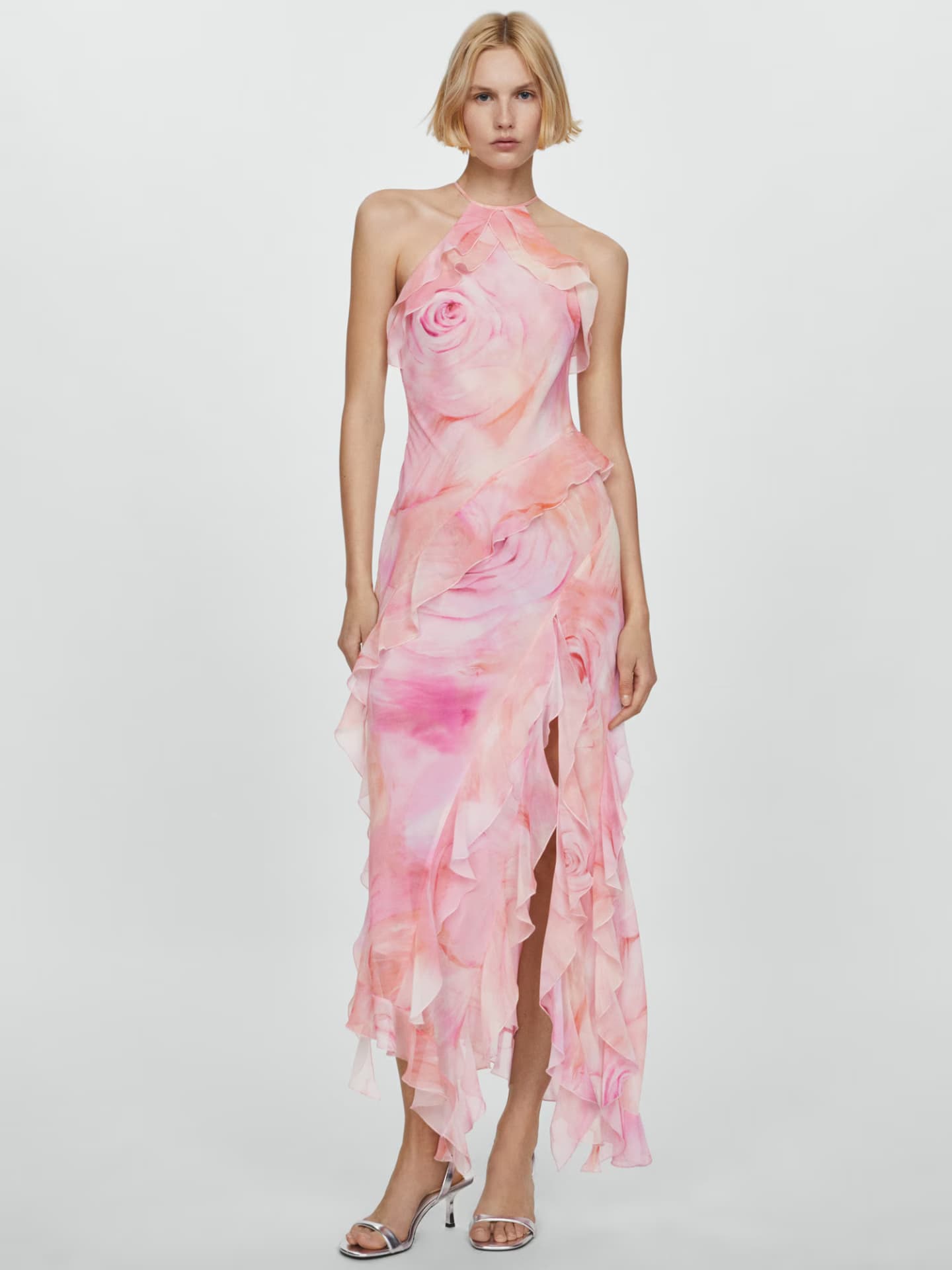 Frau in floralem Kleid
