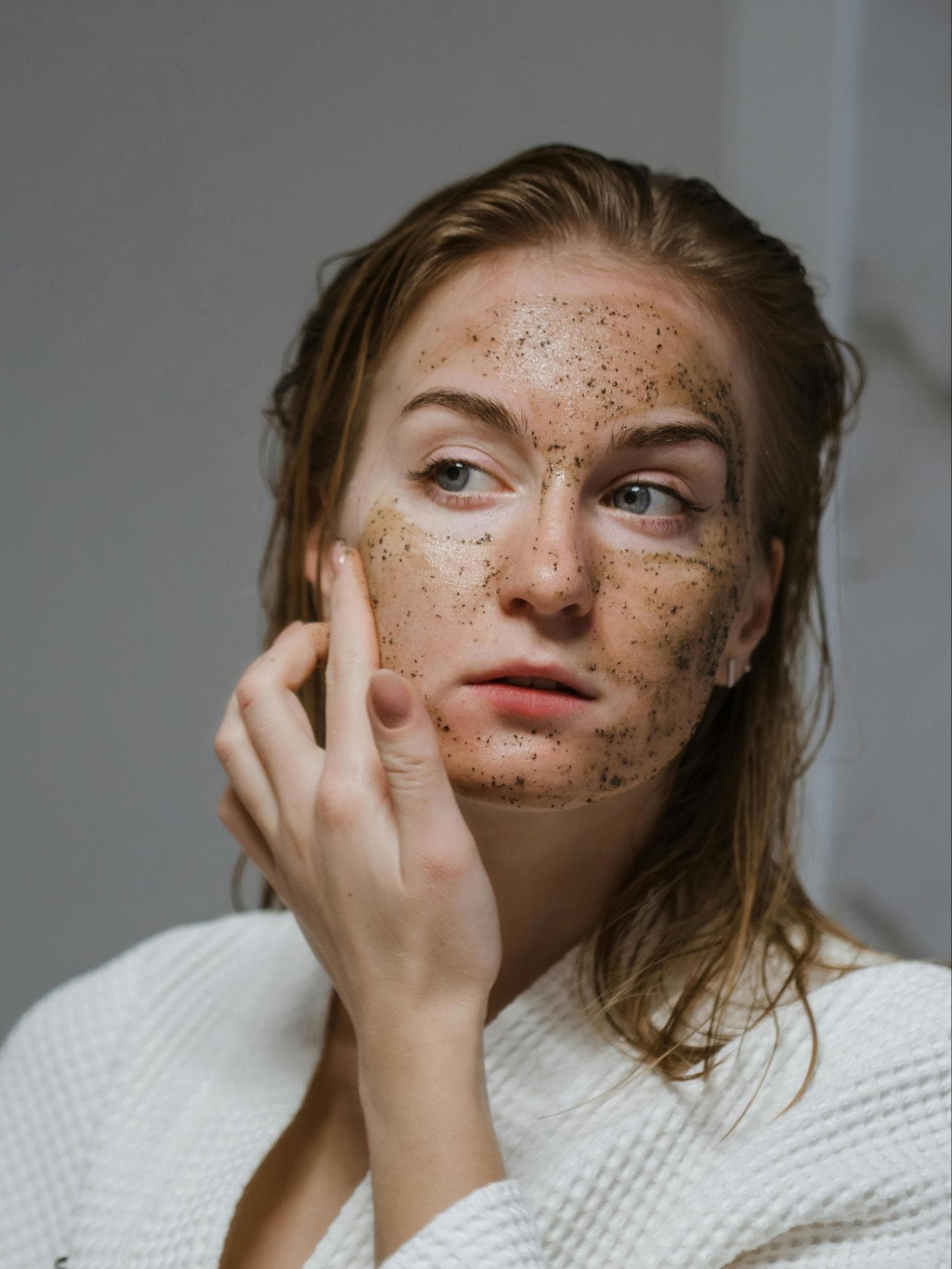 Frau trägt Green Peel Gesichtsmaske auf
