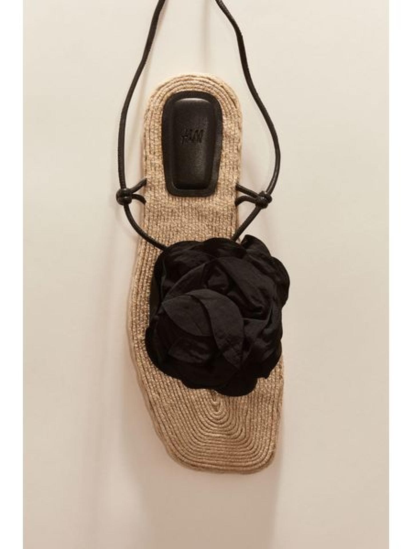 Sandalen mit floraler Applikation