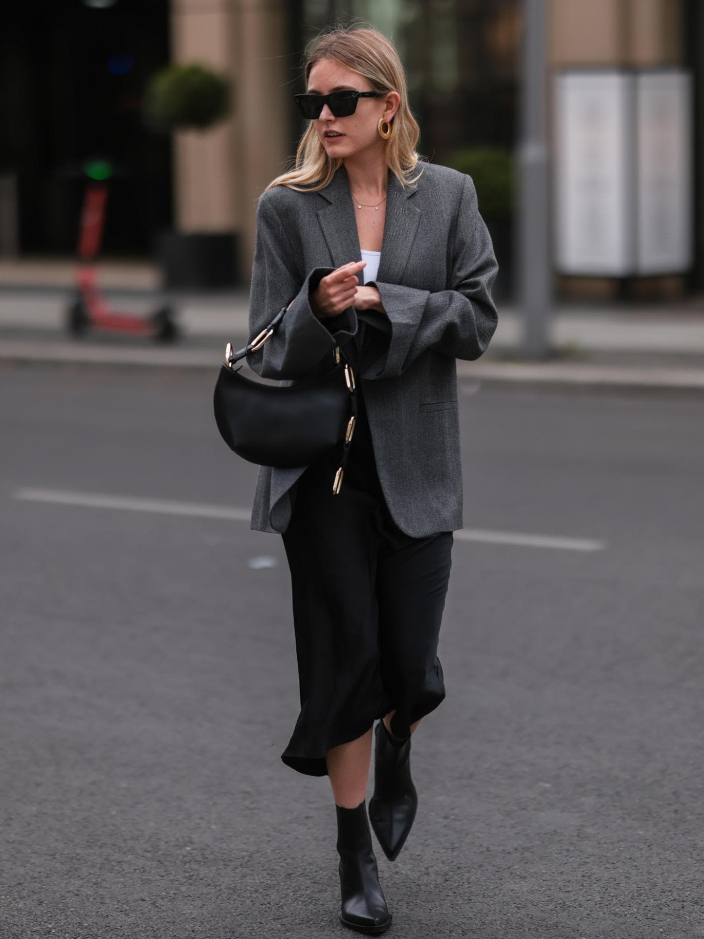 Blazer kombinieren: So stylst du den Mode-Klassiker richtig Frau in einem Blazer