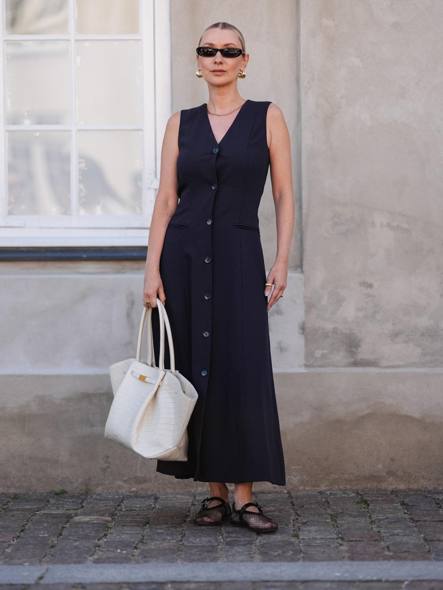 Frau trägt Ballerinas zum Kleid