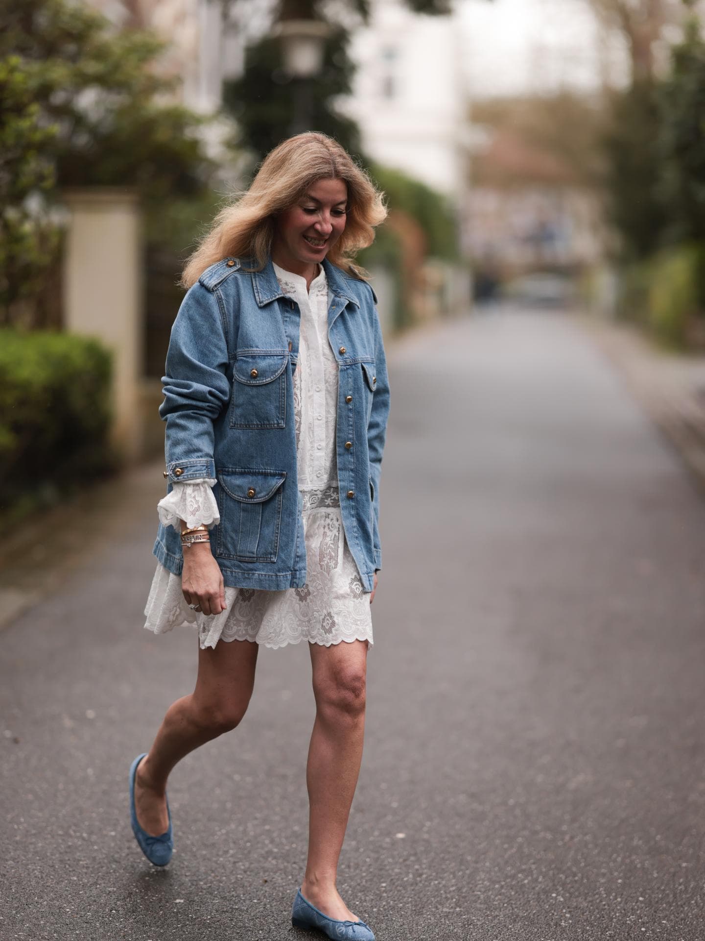 Frau in Ballerinas zum Minikleid
