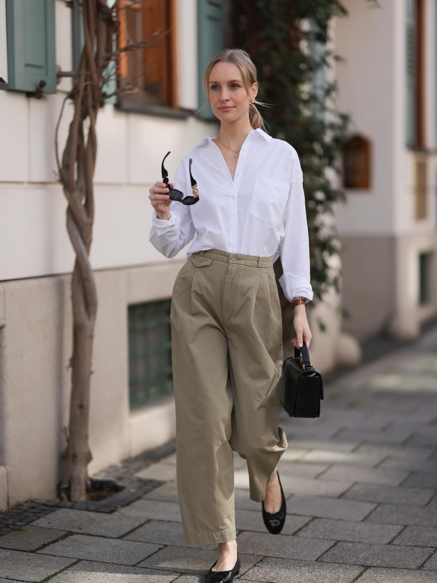 Frau in Hose und Ballerinas
