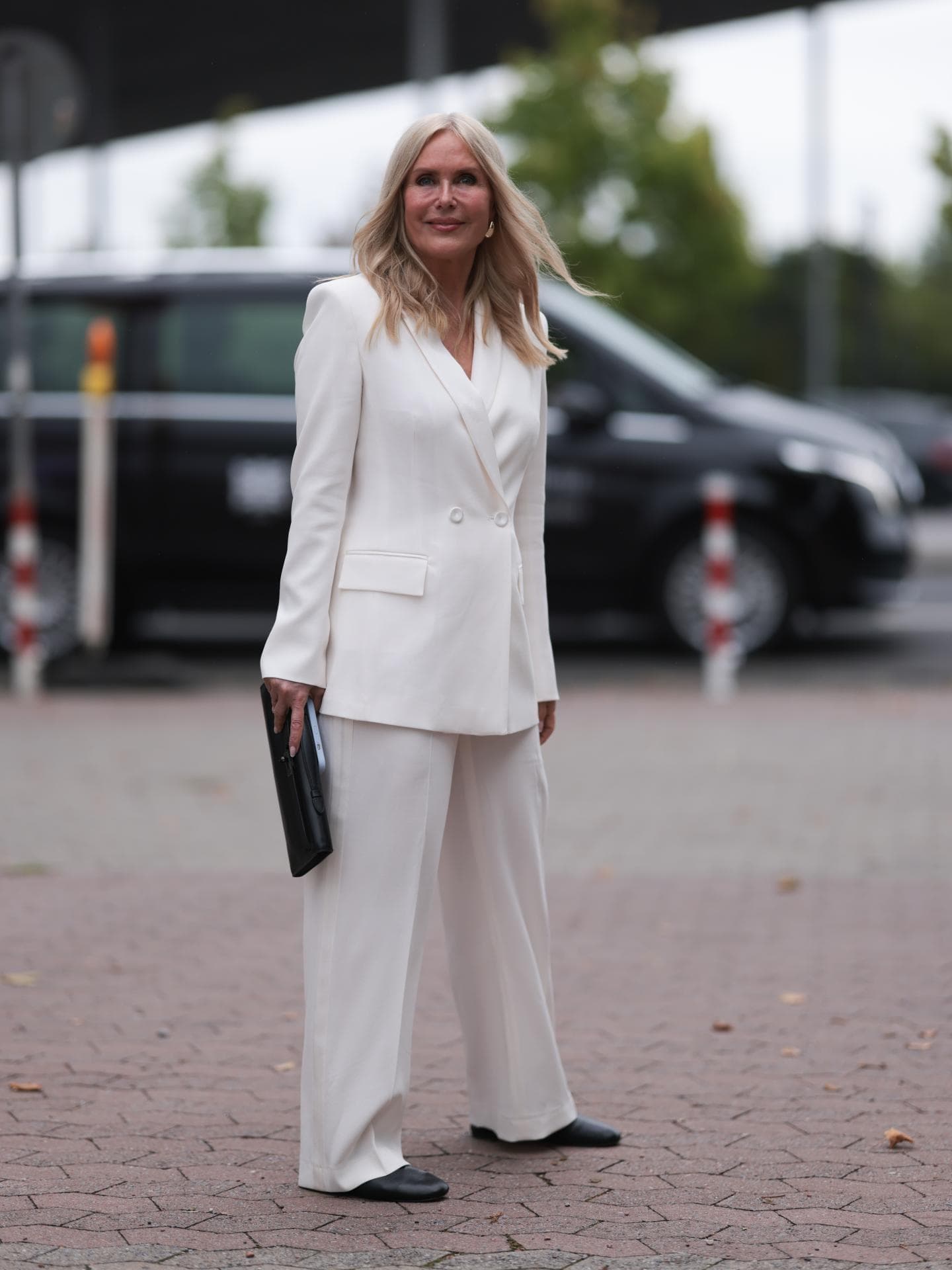Frau in Ballerinas mit Zweiteiler