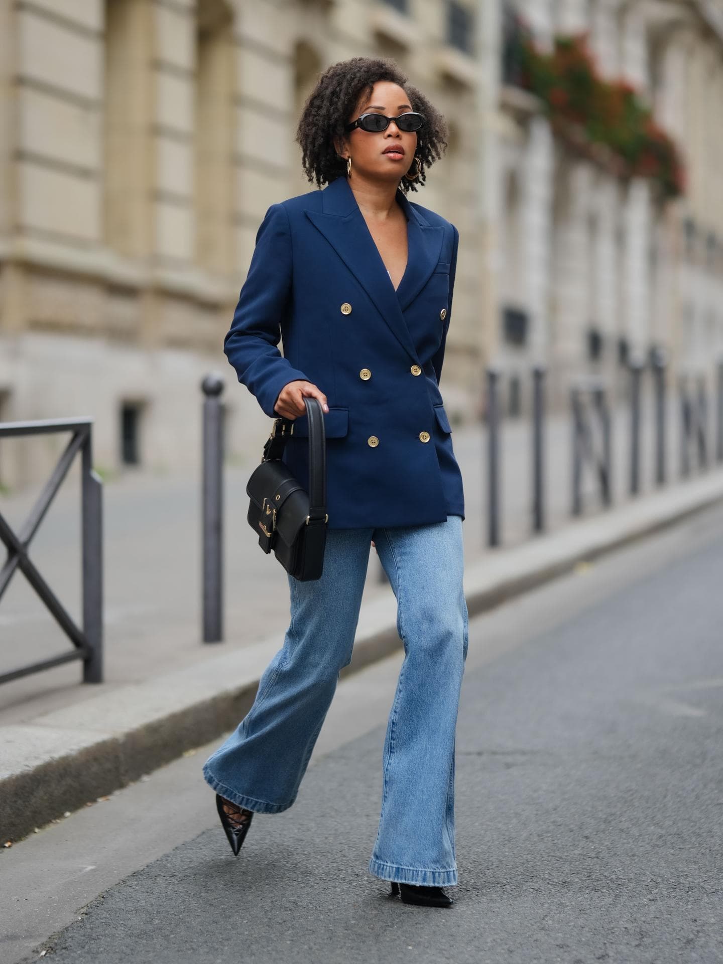Blauer Blazer kombinieren: Styling-Tipps Frau trägt blauen Blazer und Jeans