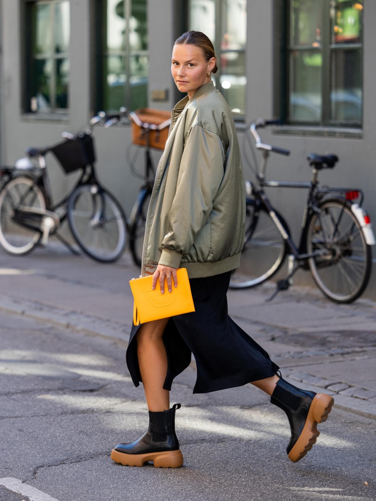 Frau mit Chelsea Boots
