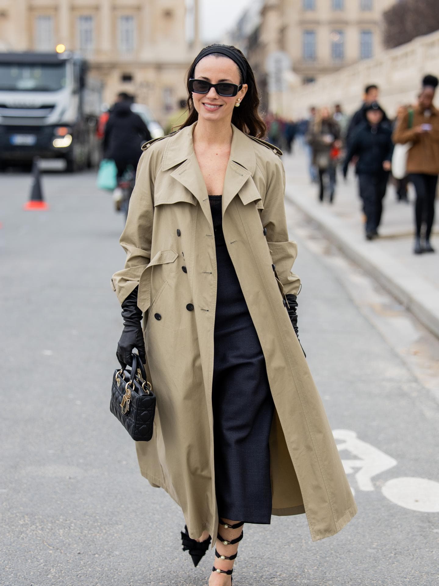 Frau in langem Kleid zum Trenchcoat