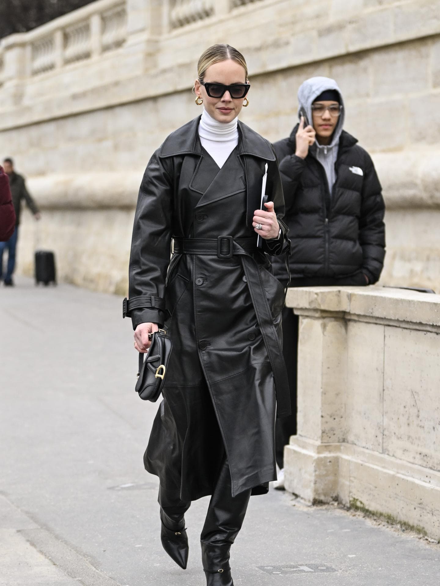 Frau in einem Leder-Trenchcoat