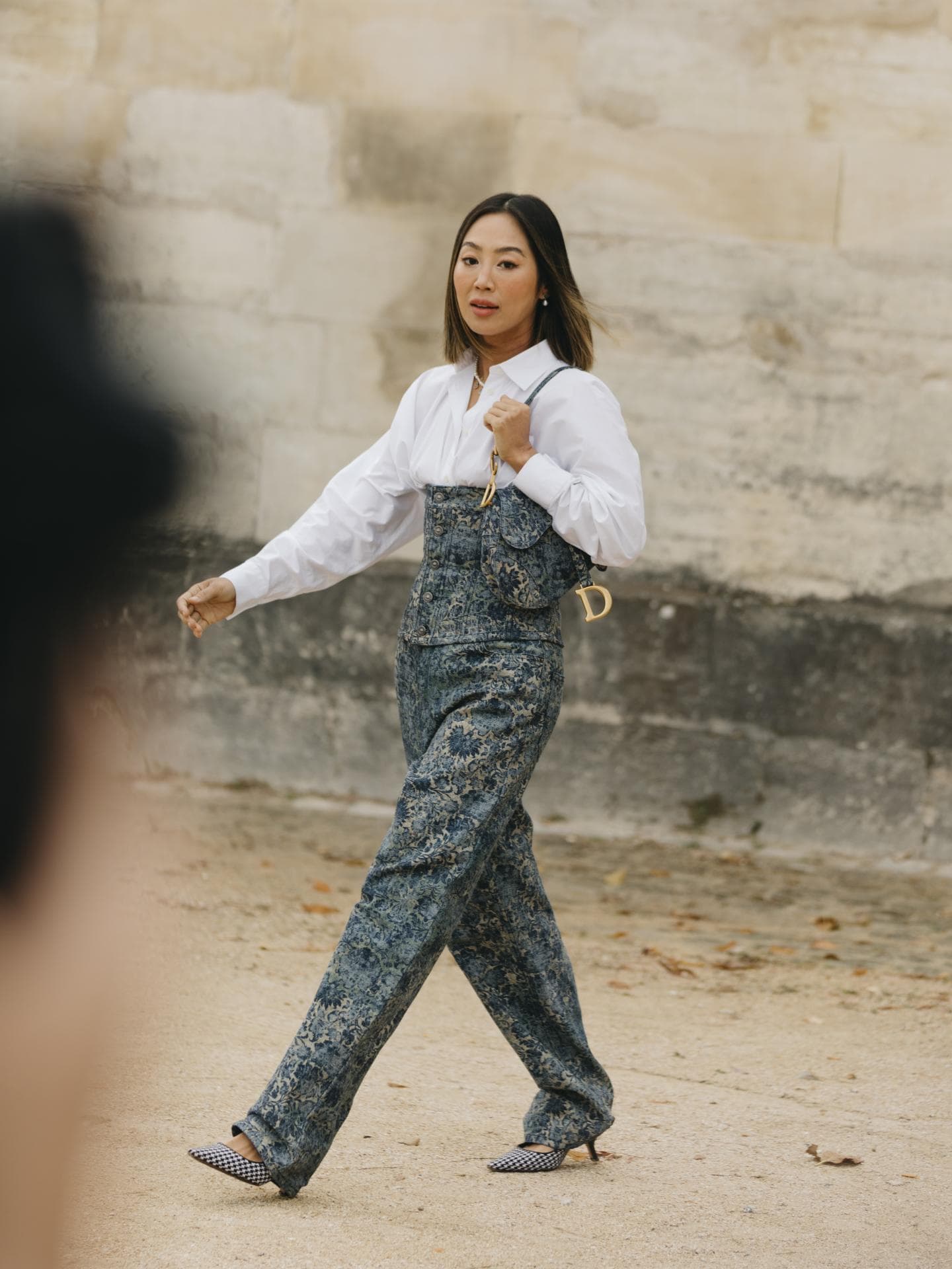 Outfit Jeans und weiße Bluse Frau in Jeans und weißer Bluse