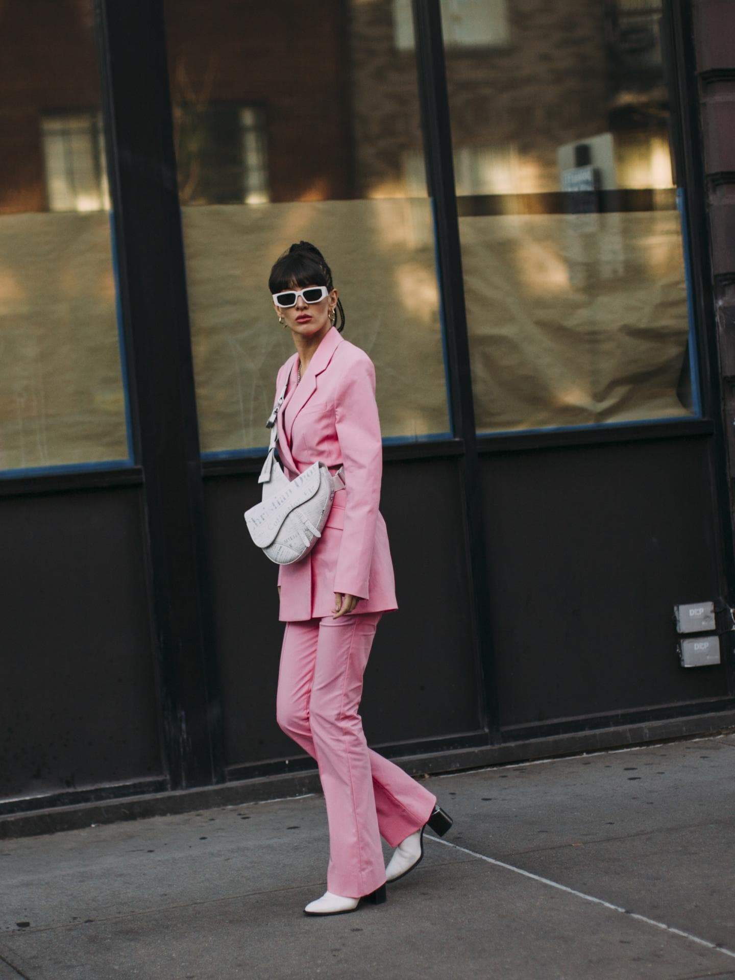 Outfit zusammenstellen mit Farben Frau in pinkfarbenem Look