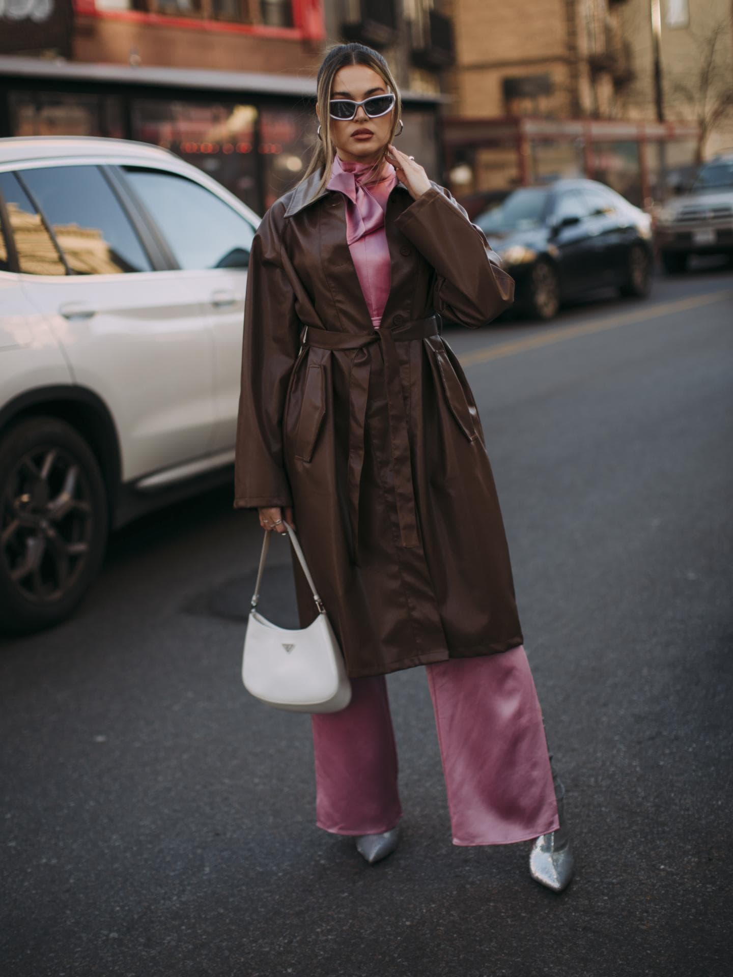 Outfit zusammenstellen mit Materialien Frau in stylischem Look