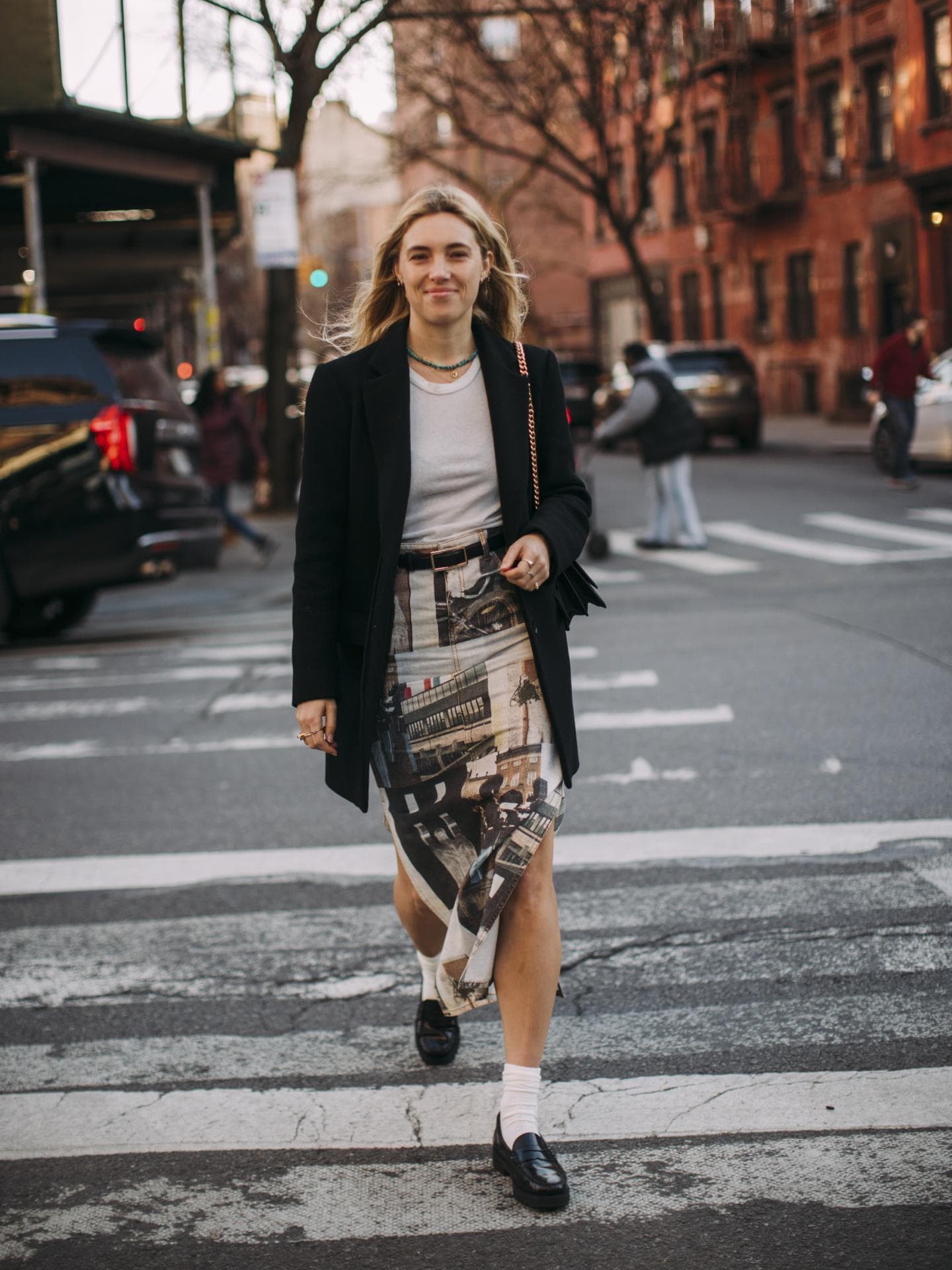 Outfit zusammenstellen mit Mustern Frau in stylischem Look