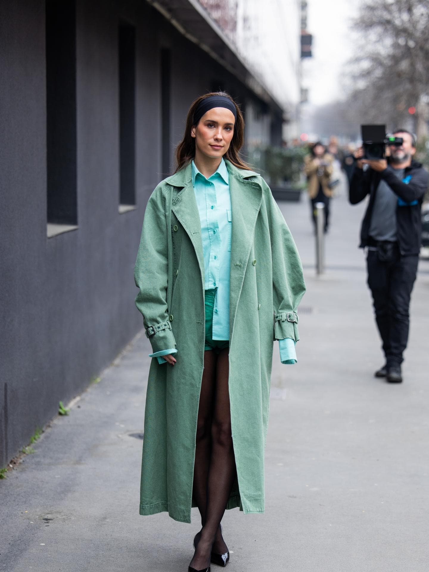 Frau in Shorts zum Trenchcoat