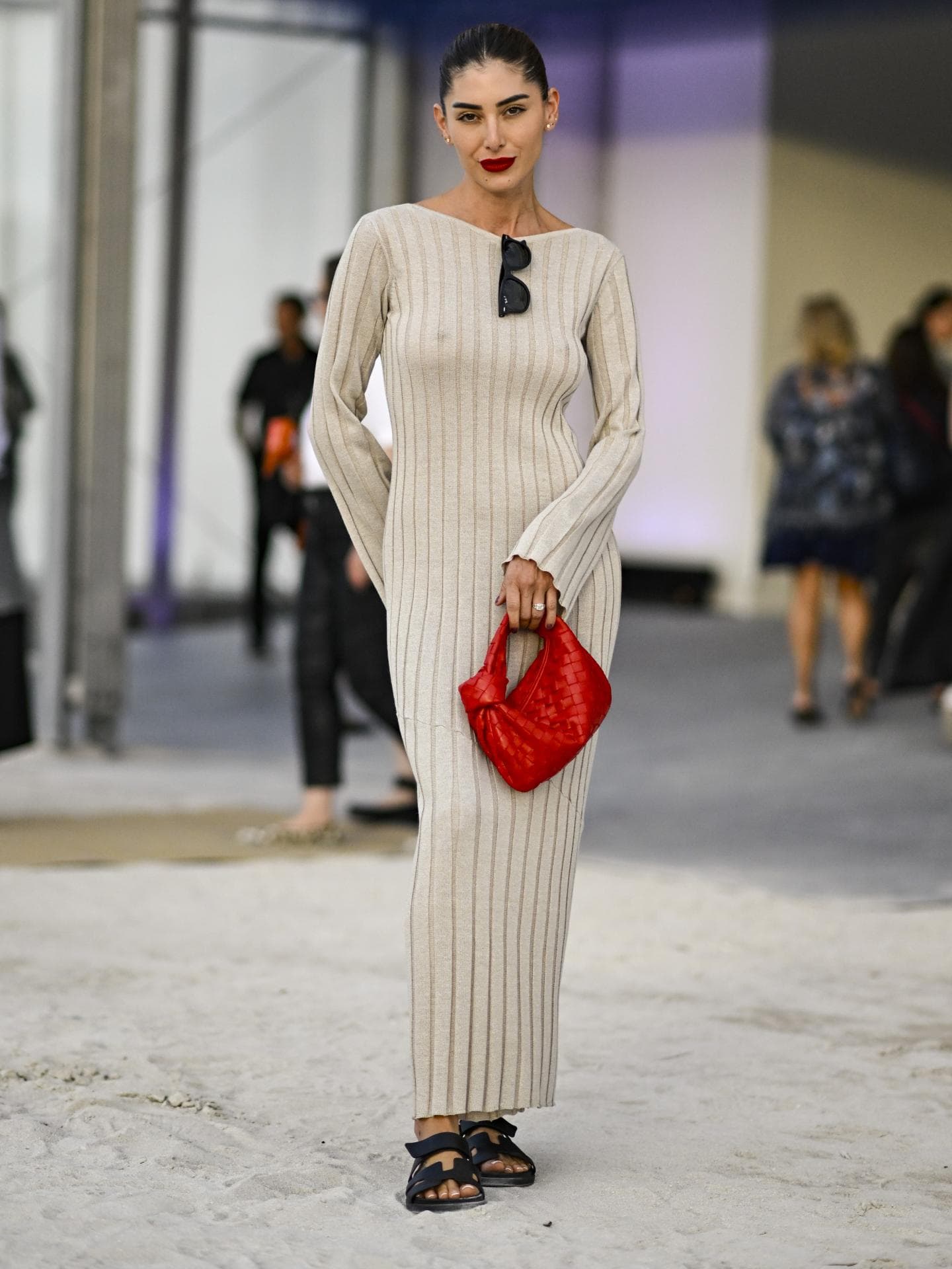 Frau in einem Strickkleid mit Sandalen