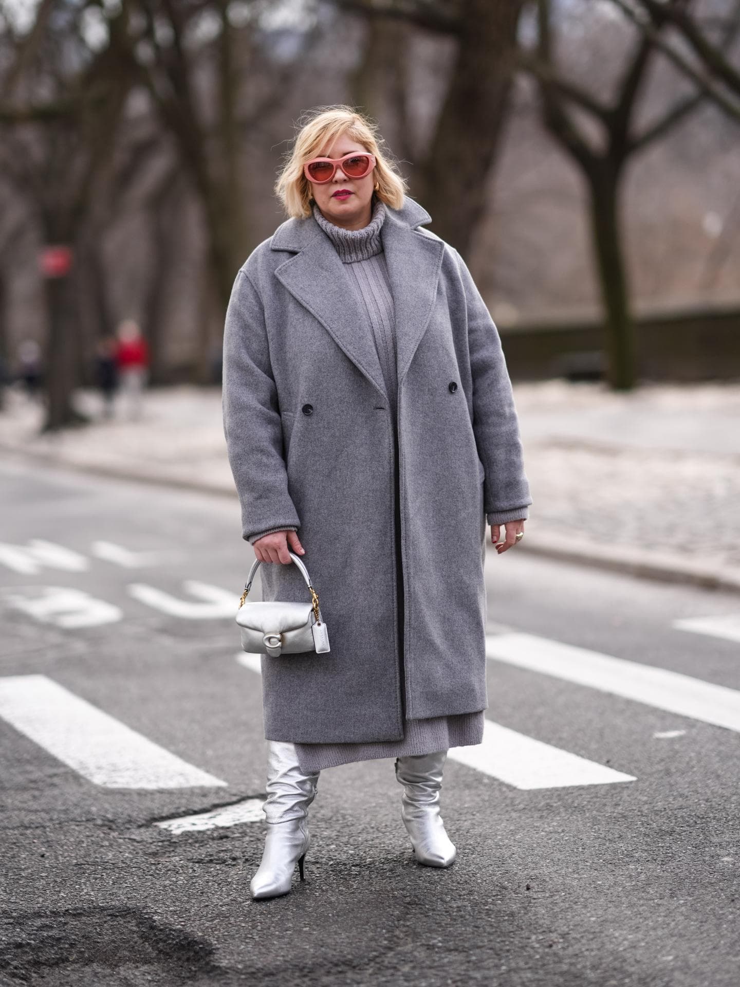 Frau trägt Strickkleid mit Wintermantel