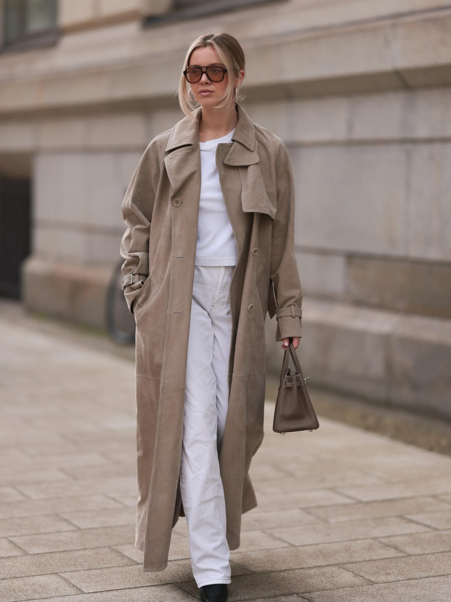 Isabelle Hartmann in einem Trenchcoat mit Jeans