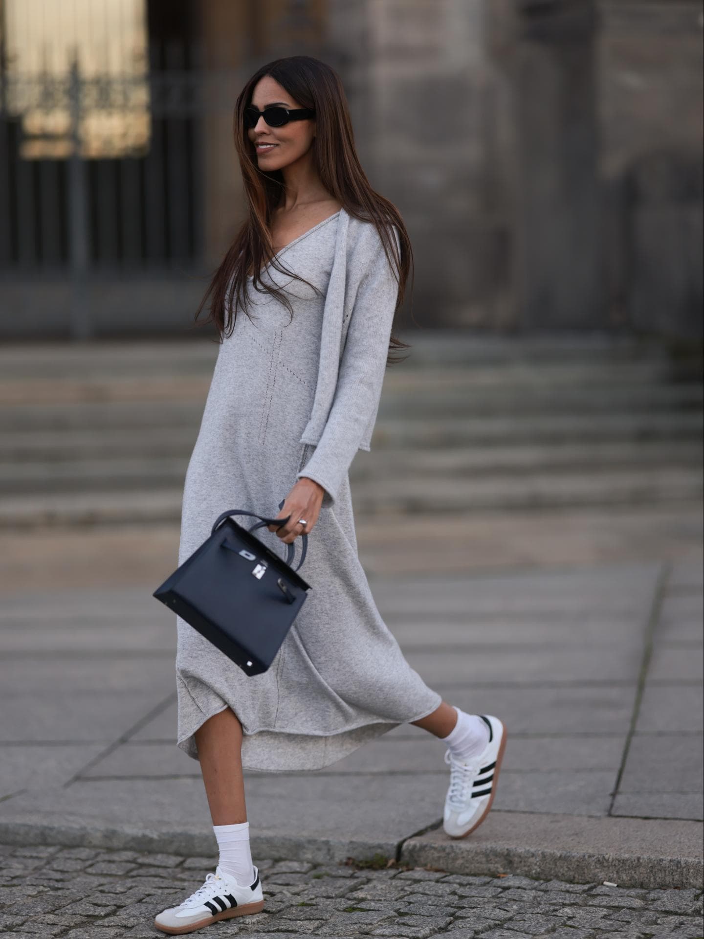 Frau mit Adidas Sneakern zum Strickkleid