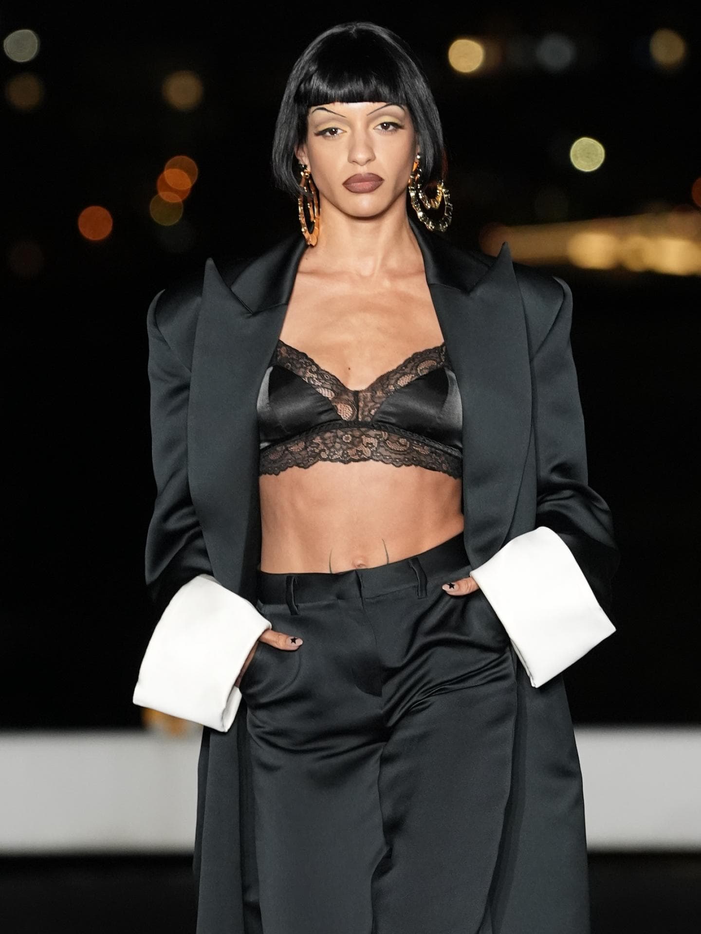 Model auf der New York Fashion Week im Dark Feminine Look