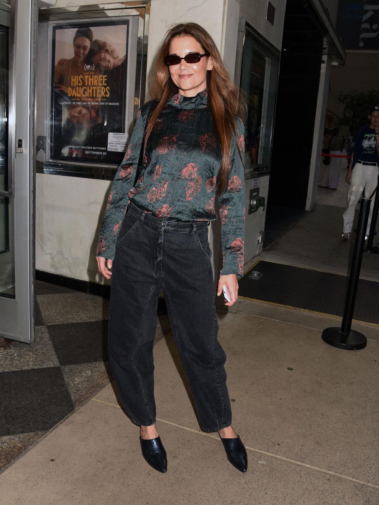 Katie Holmes mit Sonnenbrille, Bluse und Karottenhose. 