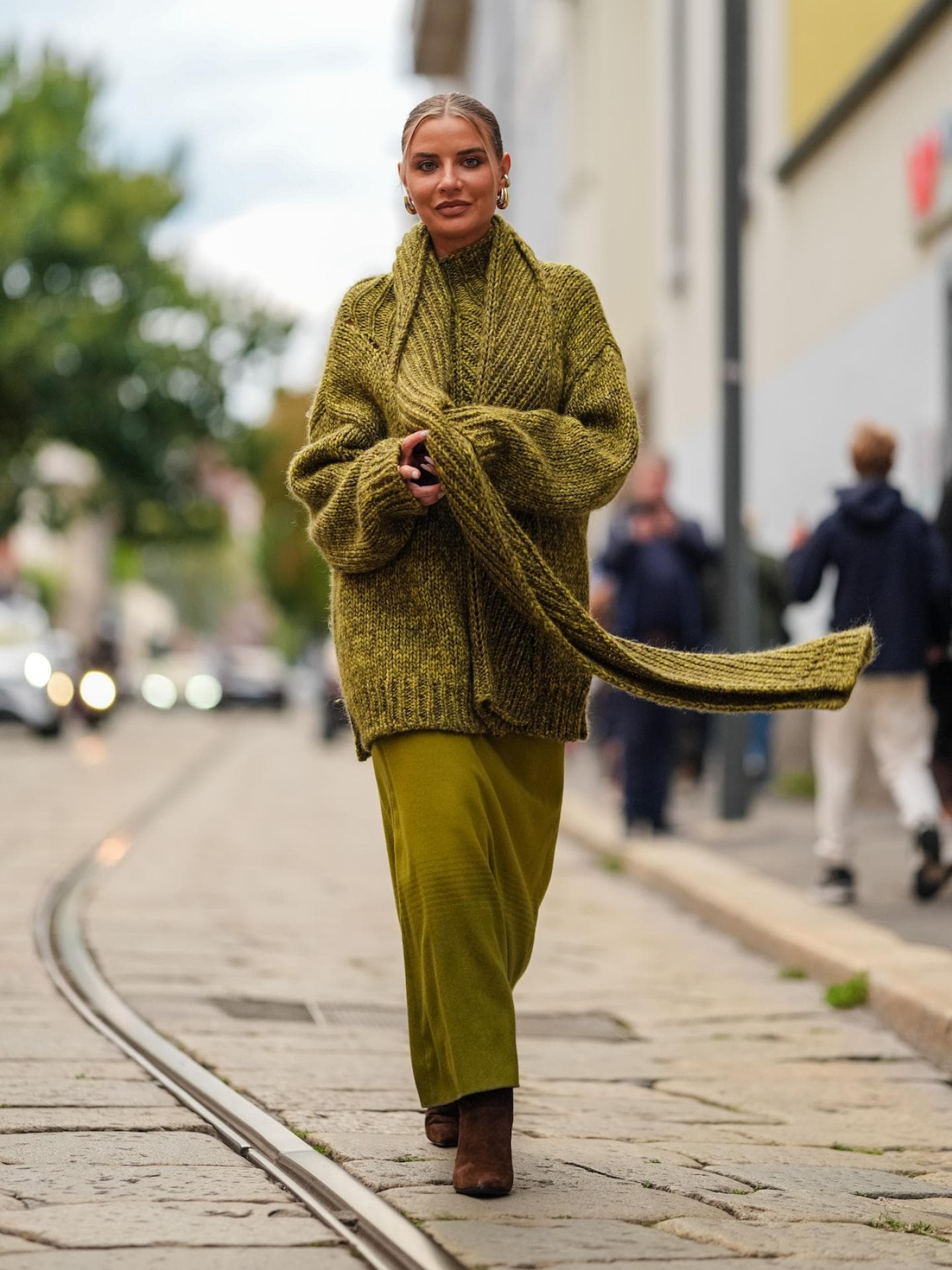 Grün ist eine der Trendfarben im Herbst. Veronica Ferraro mit grünem Pullover aus Strick.