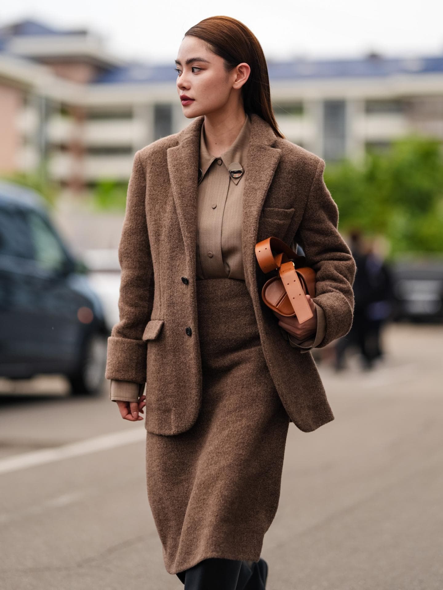 Erdtöne tragen wir diesen Herbst besonders gern. Doudou Babe mit einem braunen Outfit.