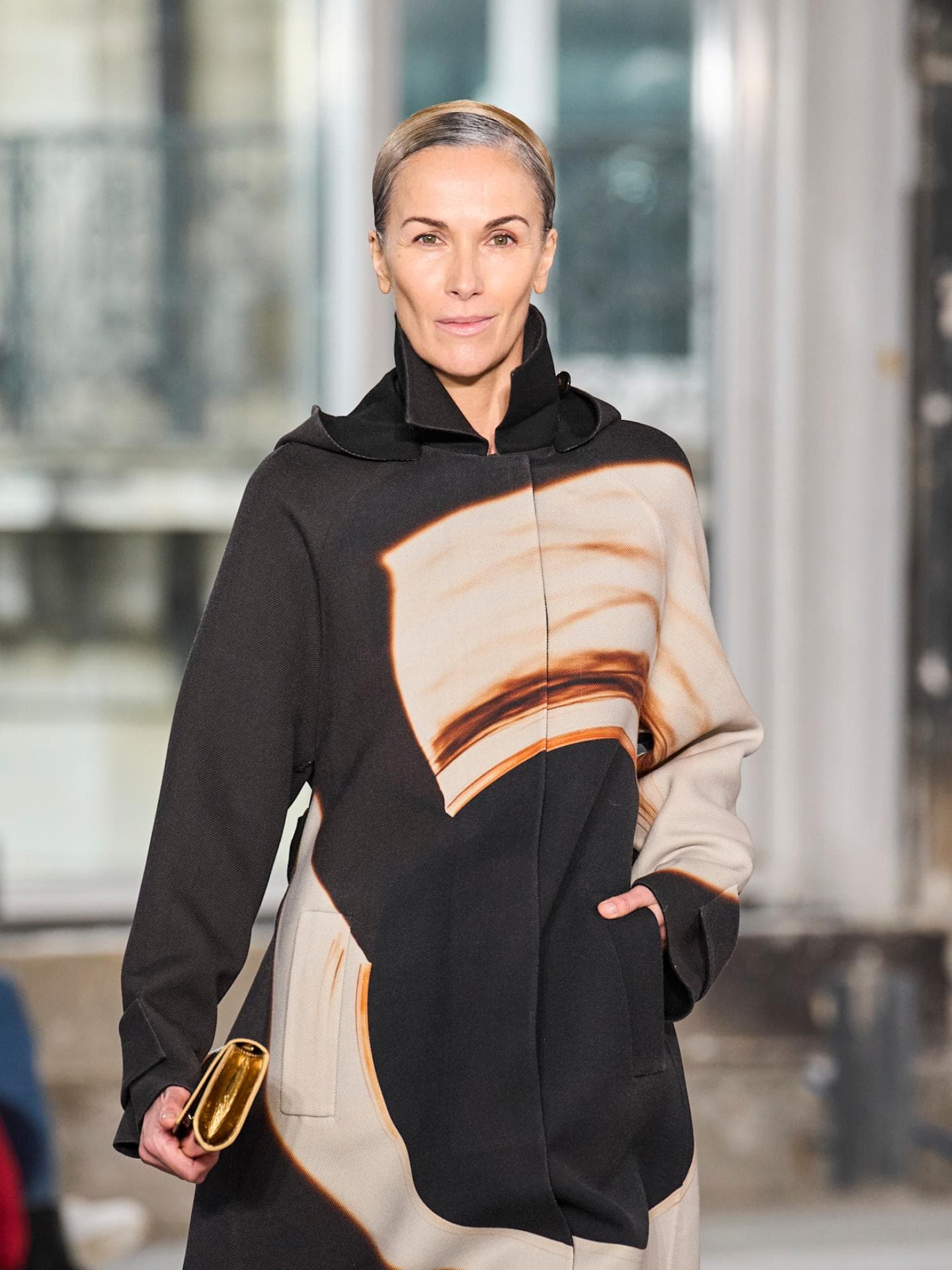 Akris Model mit grauem Haar