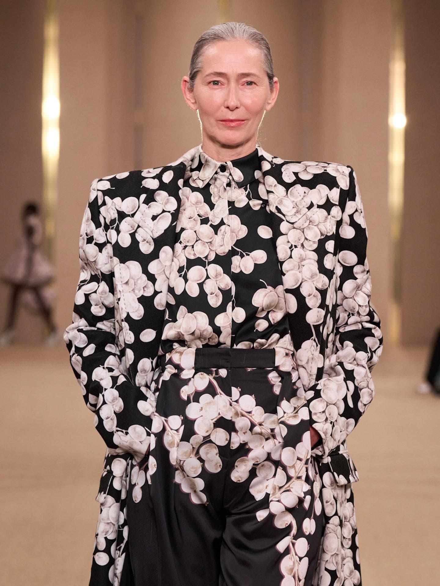 Balmain Model mit grauem Haar