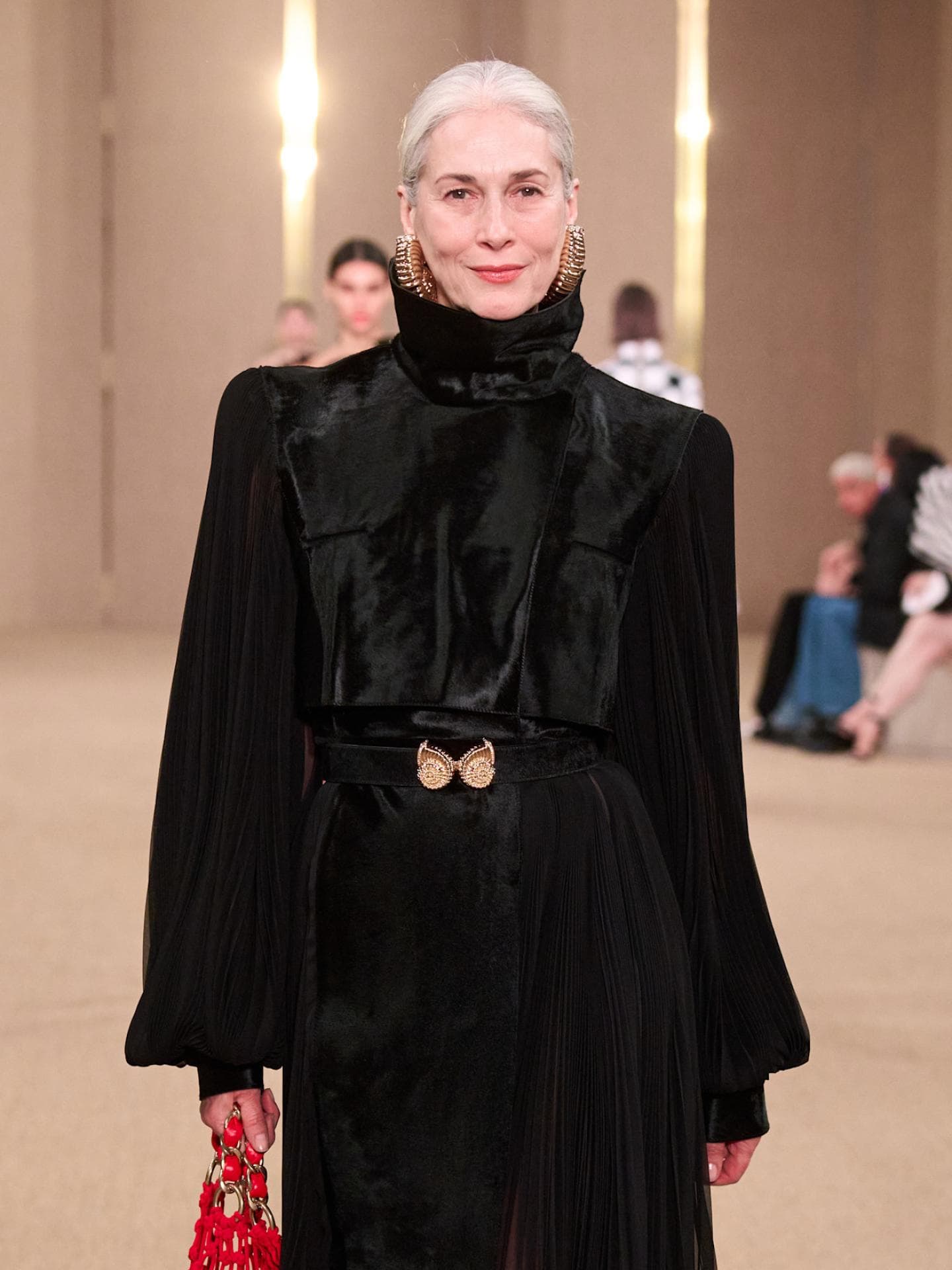 Balmain Model mit grauem Haar