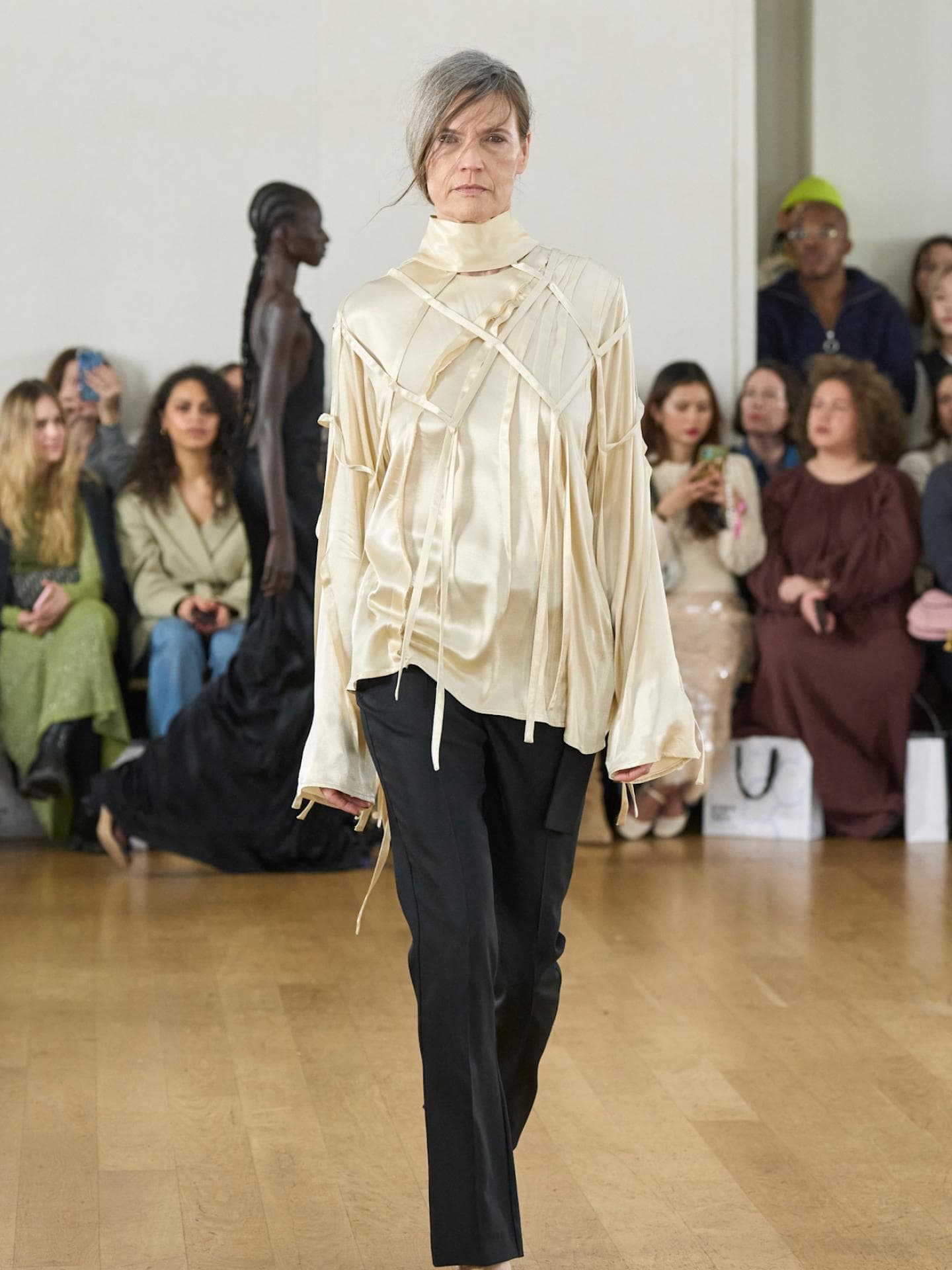 Eudon Choi Model mit grauem Haar